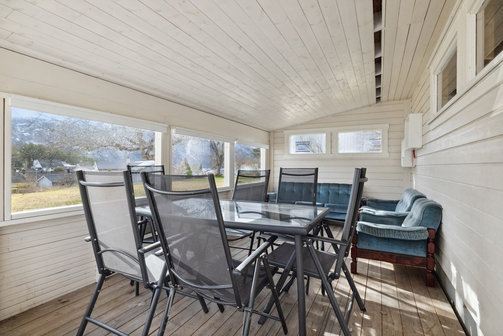 Overbygget sommerstue, bygget vedsiden av garasje. Galleribilde