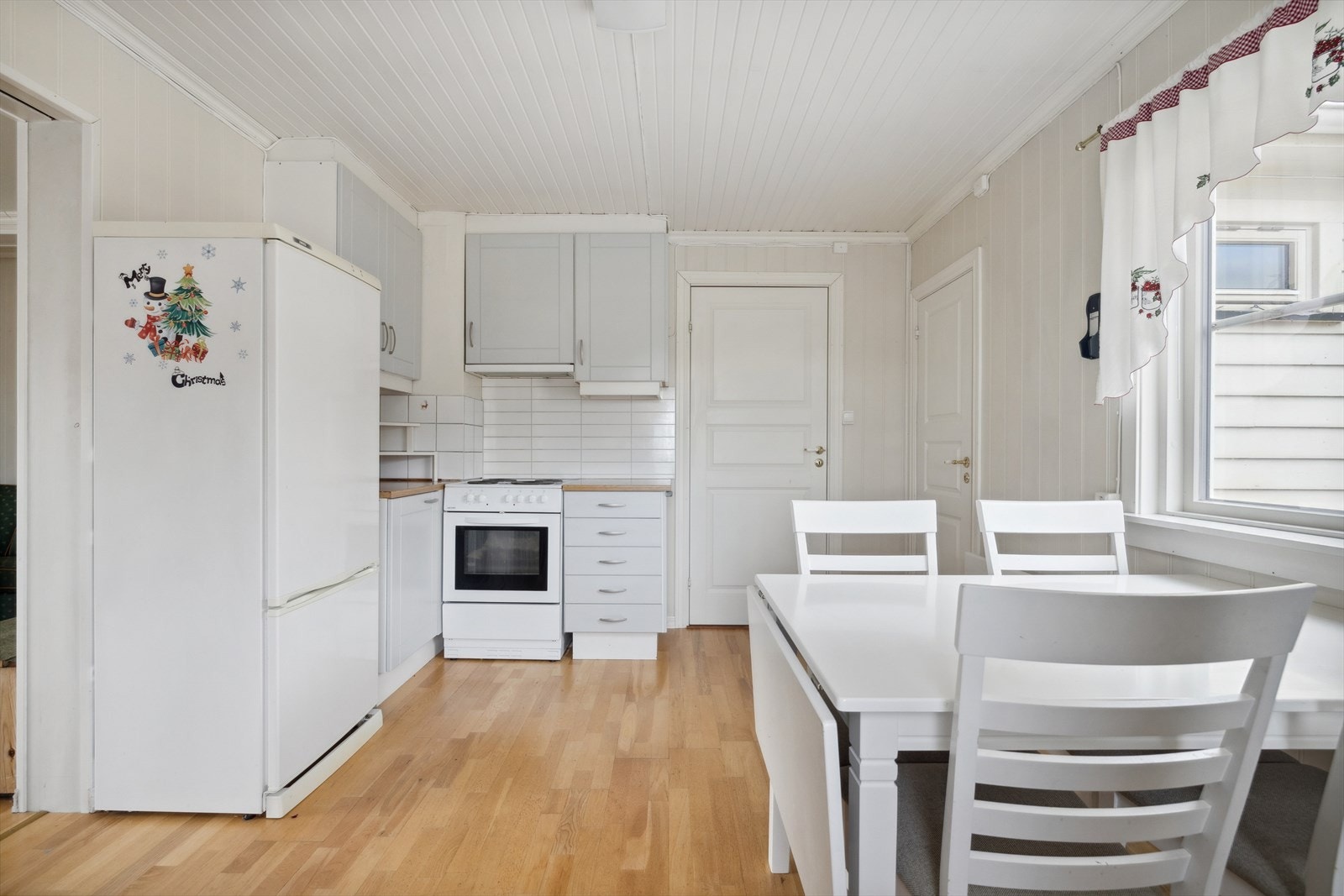 Det praktiske kjøkkenet har arbeidsbenk i flere soner. Galleribilde