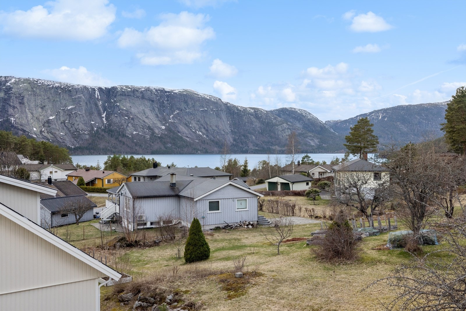 Eiendommen har flott utsikt over Nisser og utsyn til Langfjell og Skuggenatten. Galleribilde