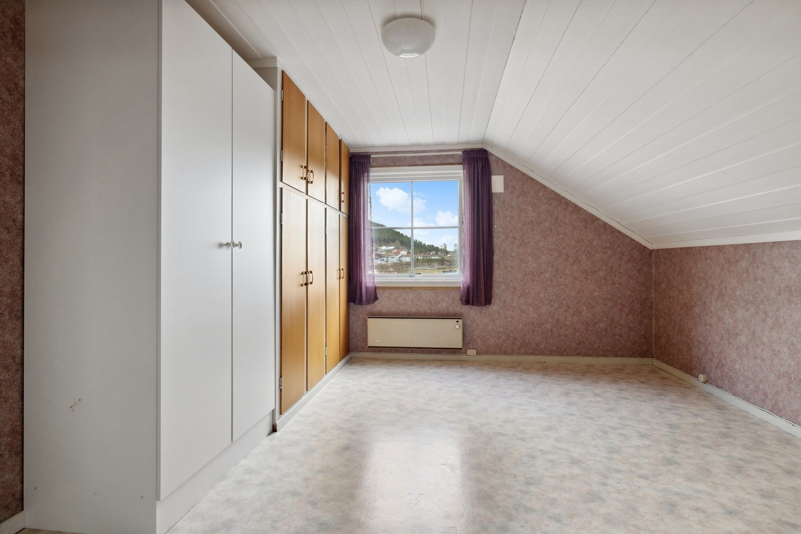 Soverom nummer to. God skapplass. Galleribilde