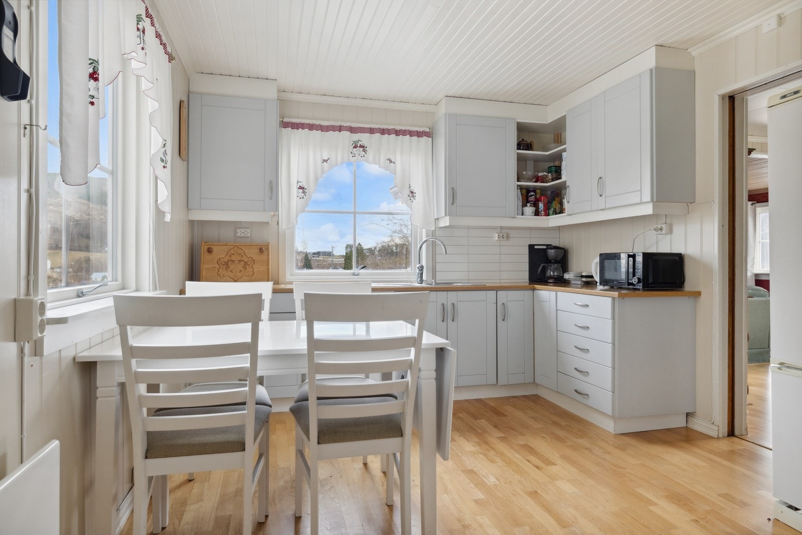 Kjøkken med god oppbevaringsplass. Galleribilde