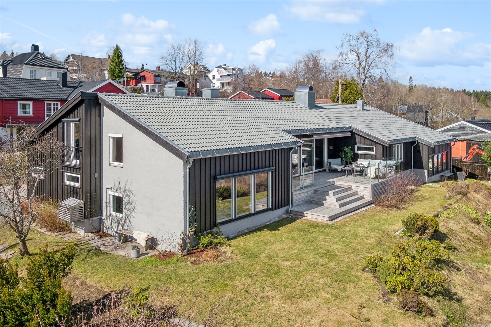 Stasjonsveien 21 A ligger fint til i et hyggelig og etablert boligområde på Rotnes og med fantastisk utsikt utover Nittedal. Galleribilde