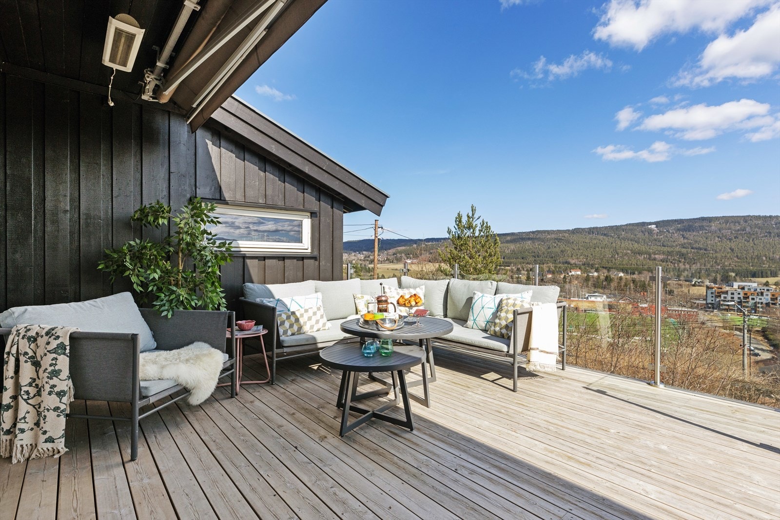 Terrasse med utgang fra stue på ca. 35 m². Galleribilde