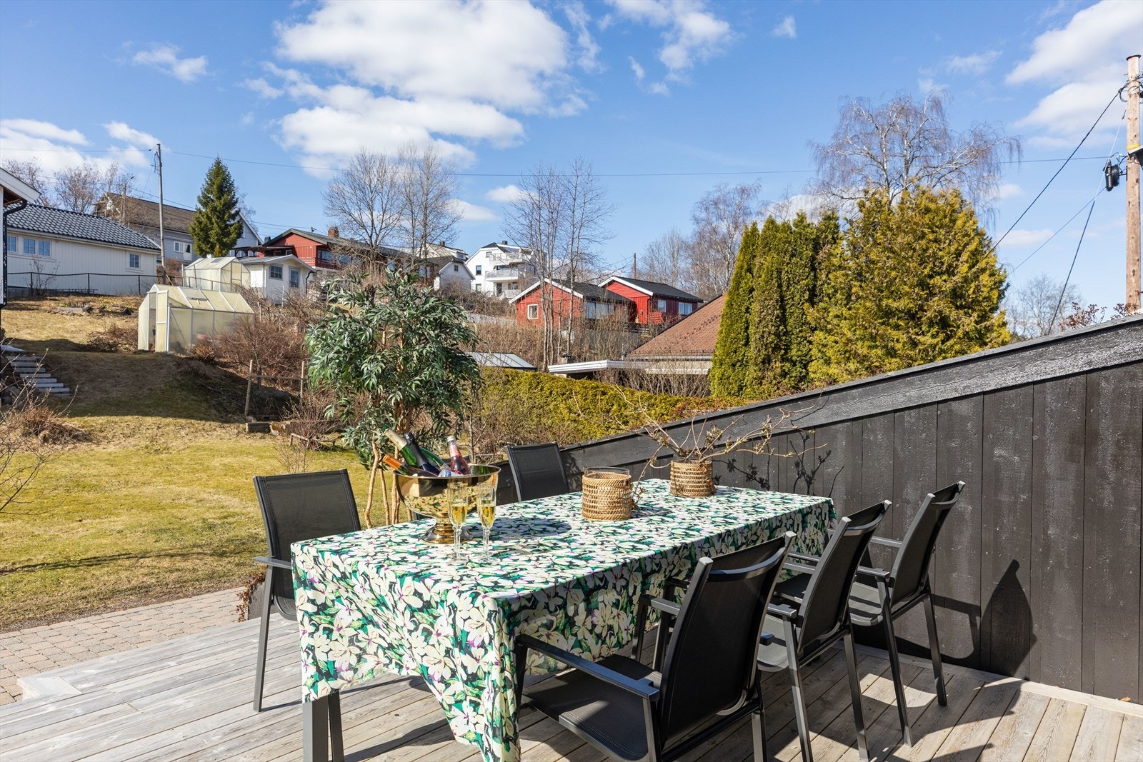 Terrasse med utgang fra kjøkken på ca. 25 m² med markise. Galleribilde