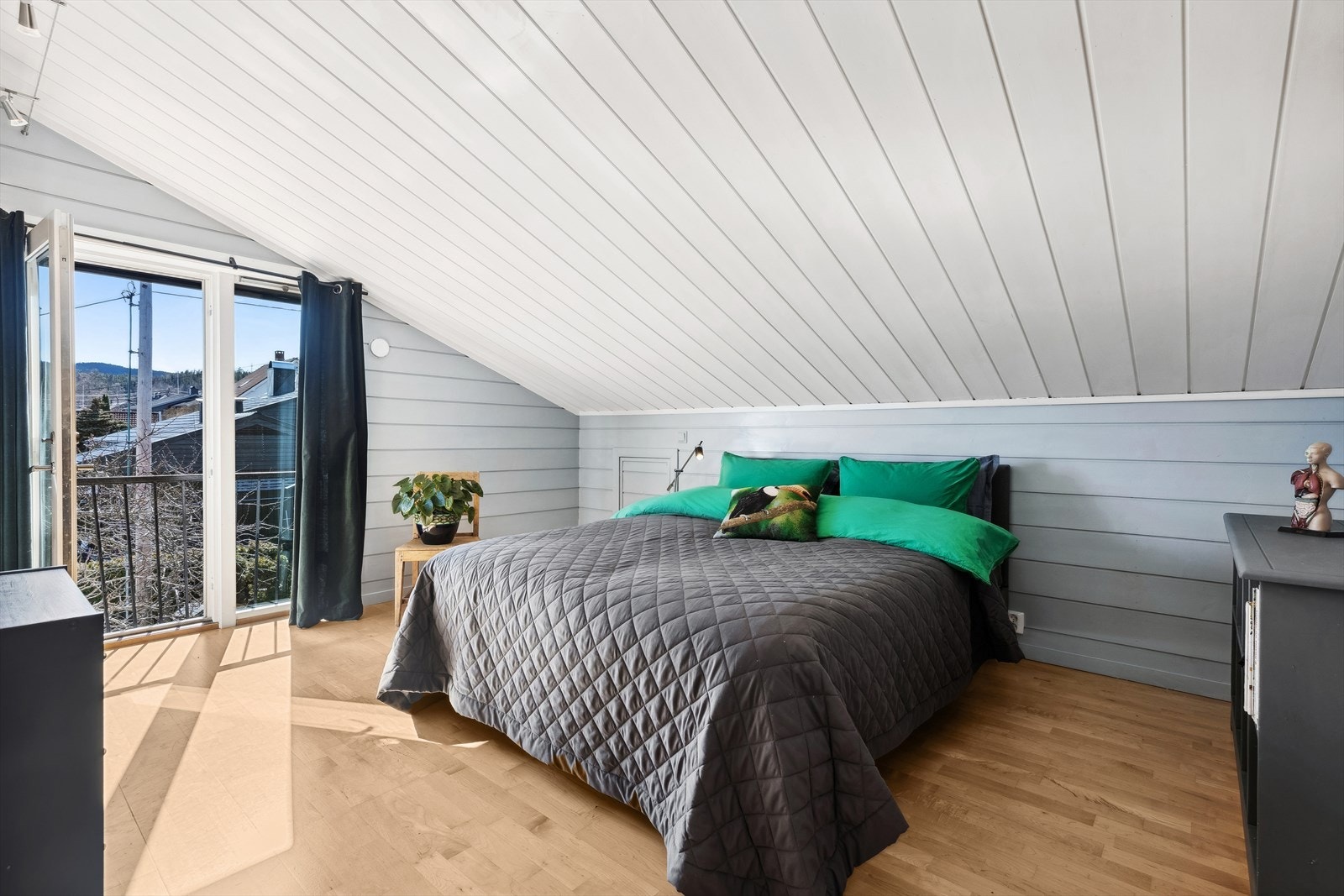 Soverom 3 har fransk balkong, og walk-in closet. Det er også innredet kneloft og tilgang til loftet over hoveddel. Rommet har sjakt for skittentøy ned til ene badet. Galleribilde