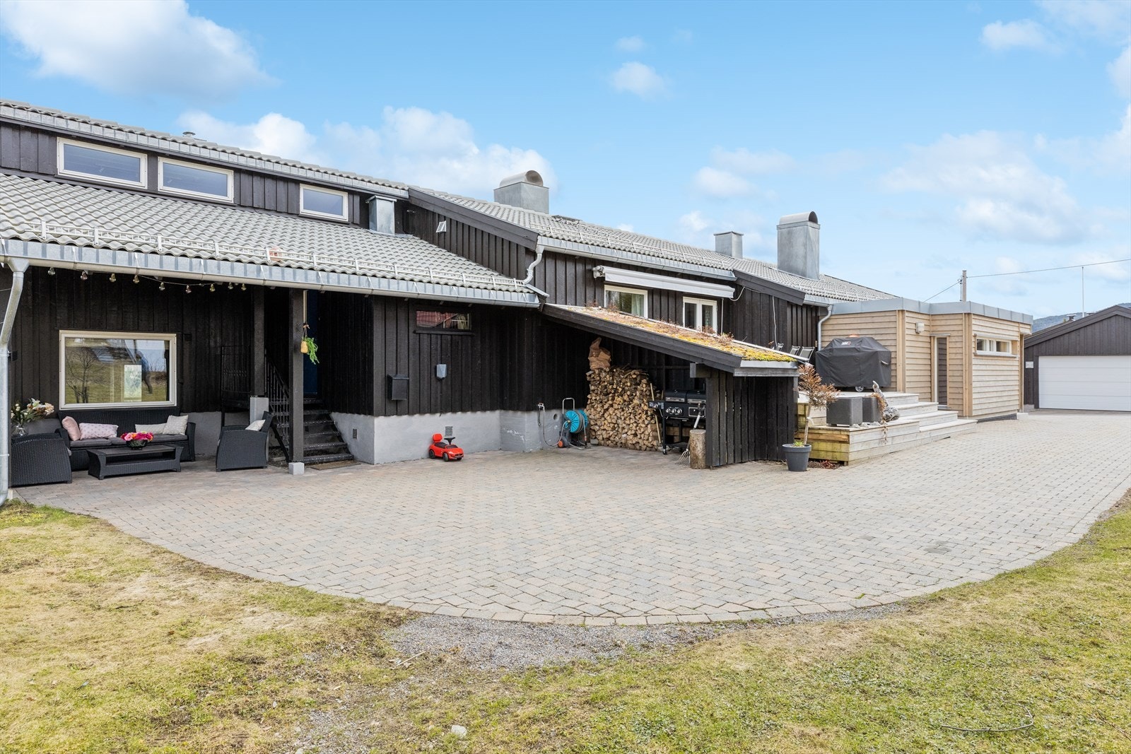 Utleiedelen har egen inngang og uteplass, skjermet fra hoveddelens egne uteplasser. Galleribilde