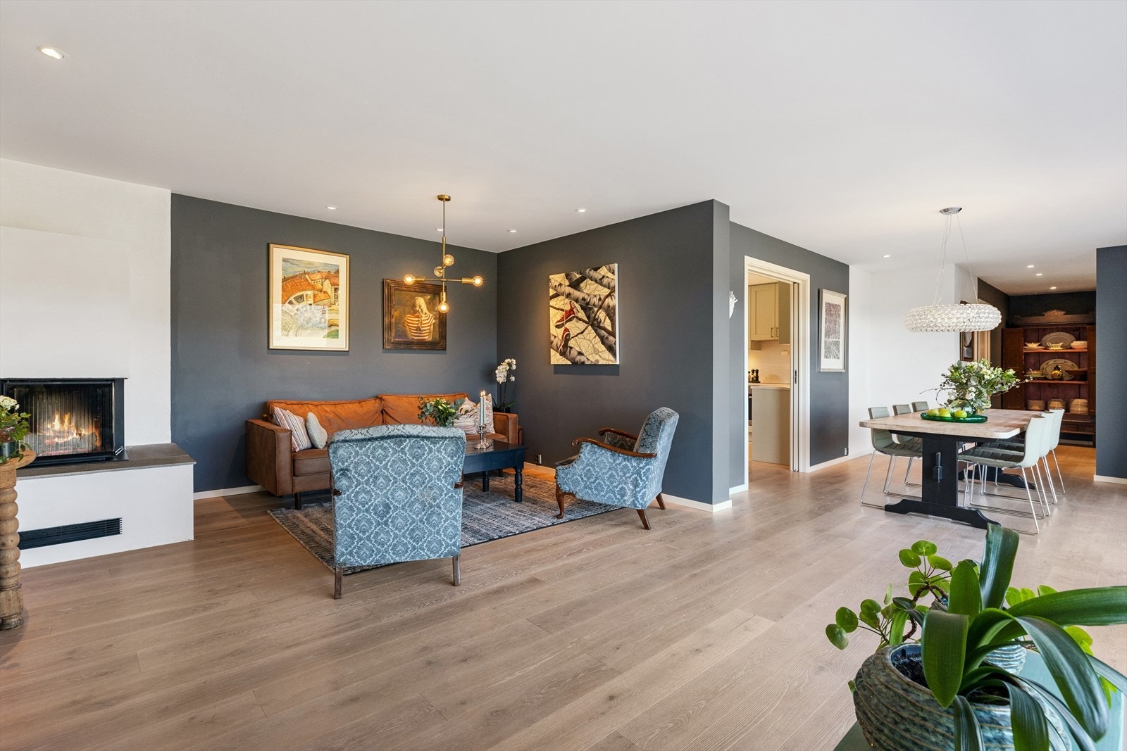 Spisestue og stue med en solid peis og god plass til langbord og sofagruppe. Galleribilde