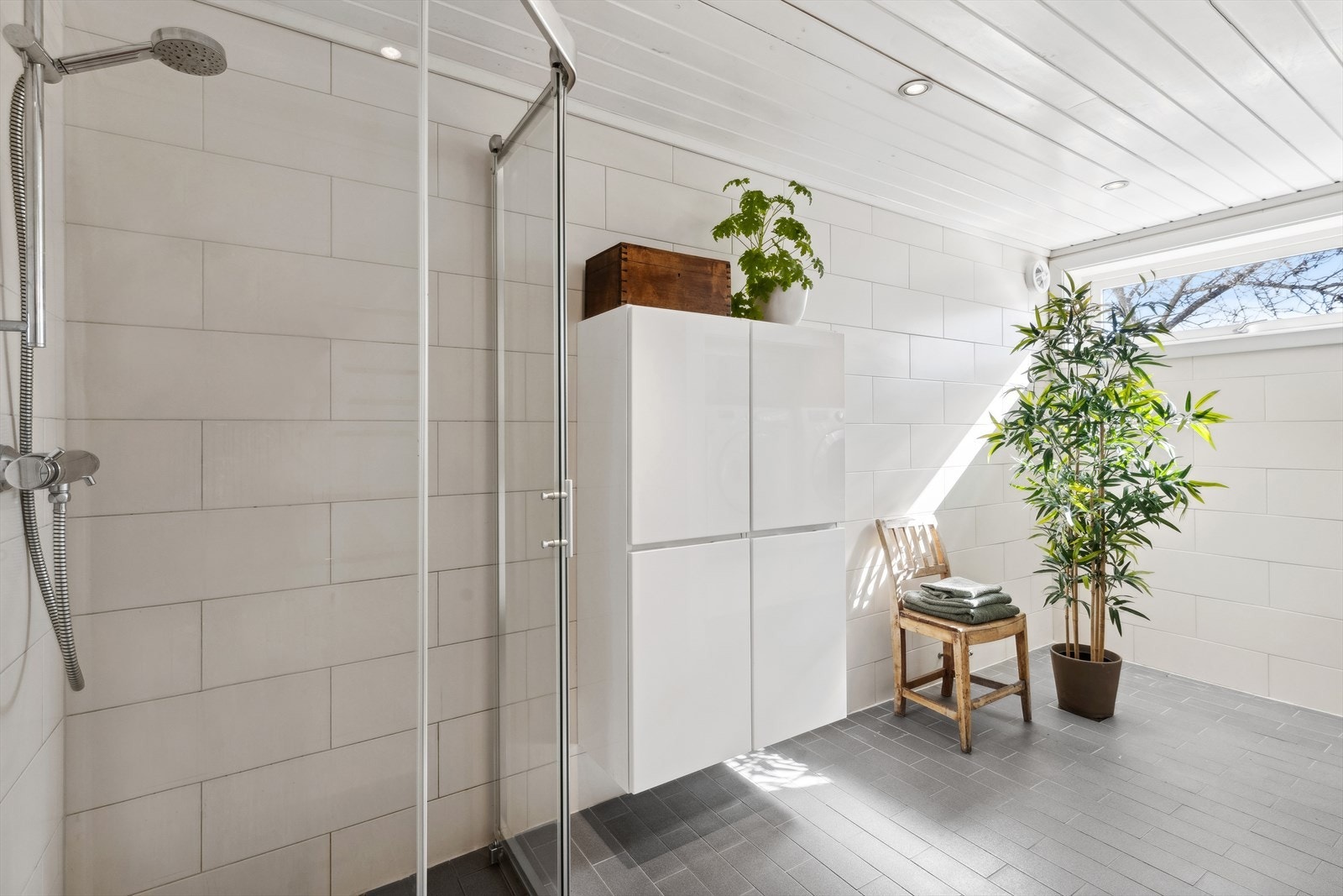 Bad 1 fra 2010 med flislagte overflater og komfortabel varme i gulv. Badet har skittentøysjakt fra soverommet i etasjen over. Galleribilde