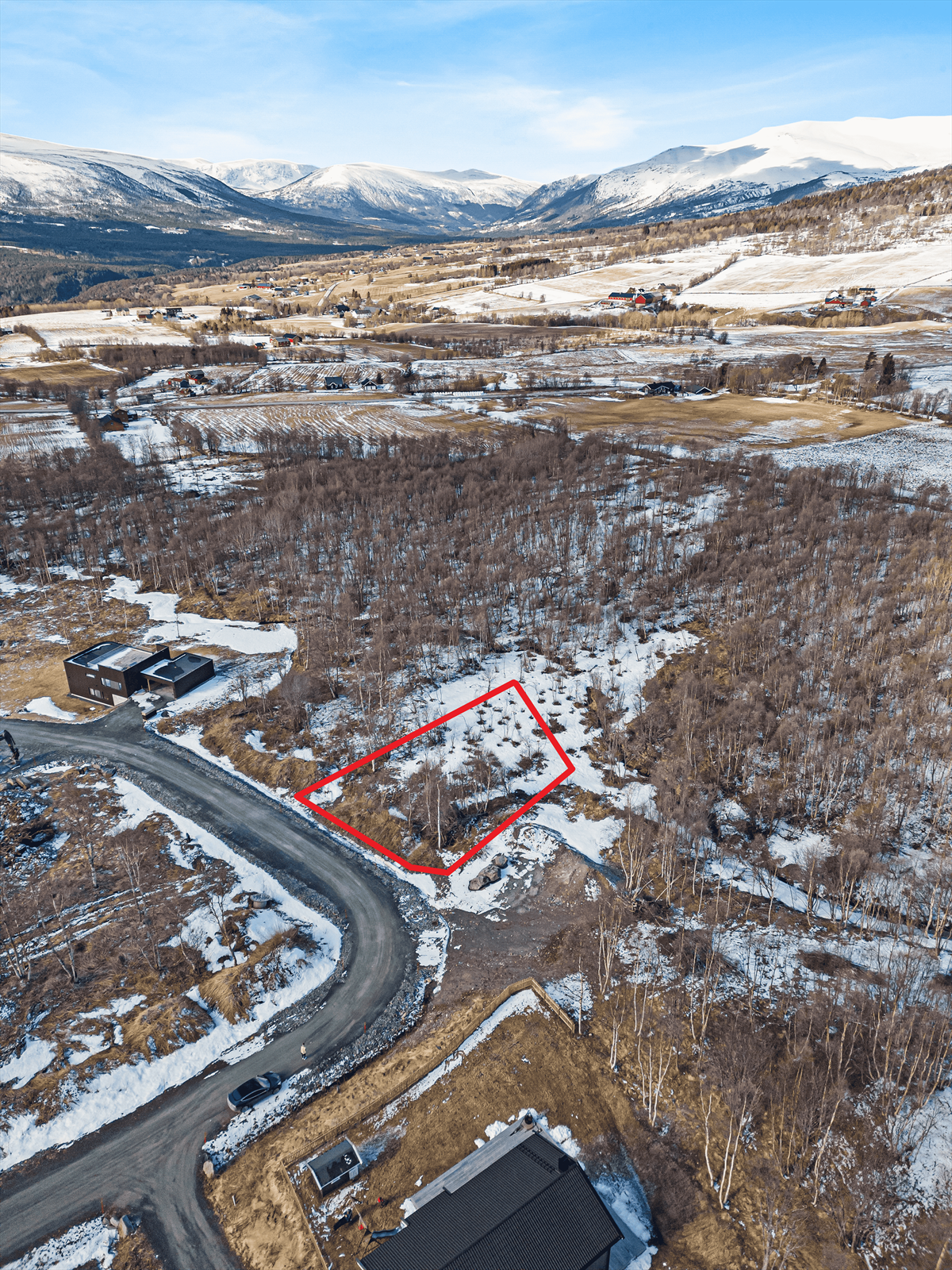 Vann og avløp er lagt frem til tomtegrensen. (Bildet er bare en skisse og må ikke brukes som faktiske tomtegrenser. Tomtens faktiske grenser kan sees i salgsoppgaven eller på Seeiendom.no) Galleribilde