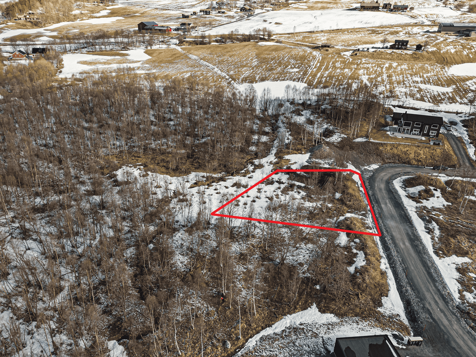 Tomten er på ca. 1008,9 kvm og er regulert for boligbebyggelse. (Bildet er bare en skisse og må ikke brukes som faktiske tomtegrenser. Tomtens faktiske grenser kan sees på Seeiendom.no) Galleribilde