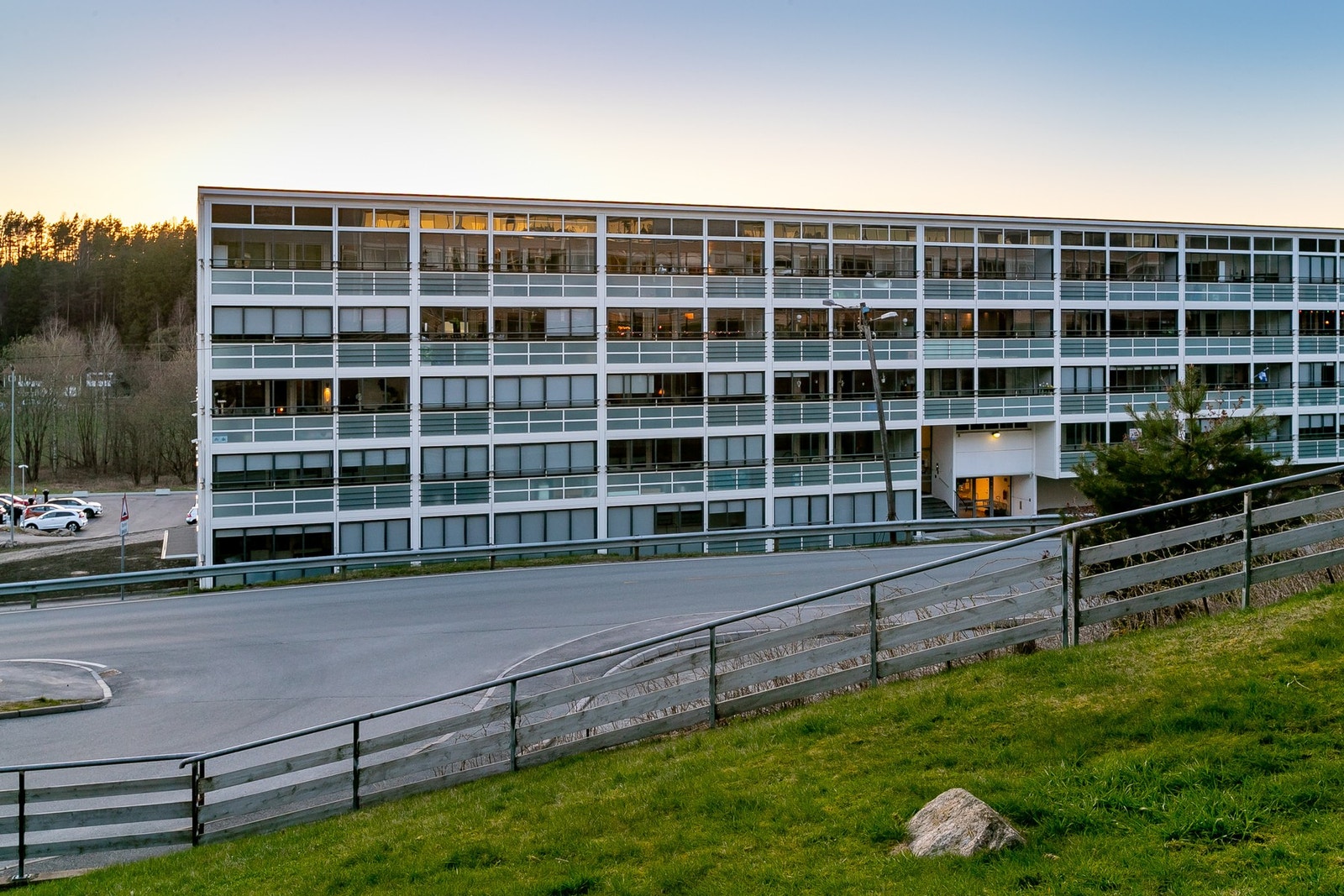 God parkeringsplass og mulighet for å få leid garasjeplass ved behov. Galleribilde