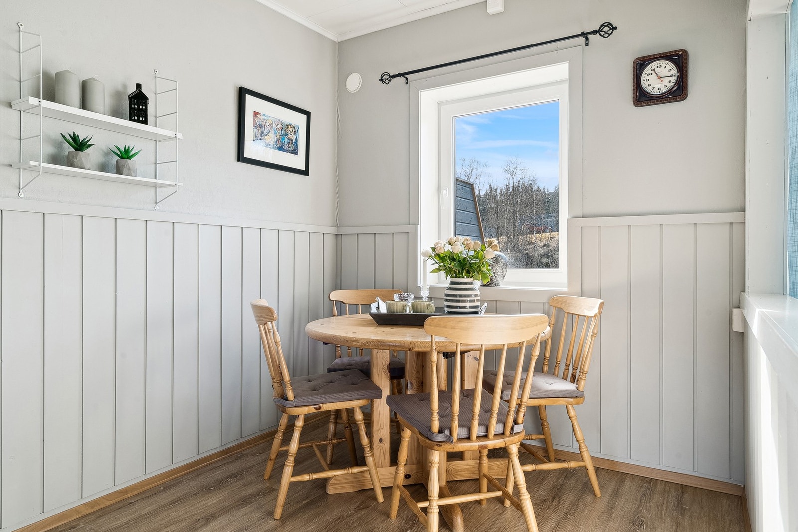 Fin plass for spisebord ved kjøkkenvinduet. Galleribilde