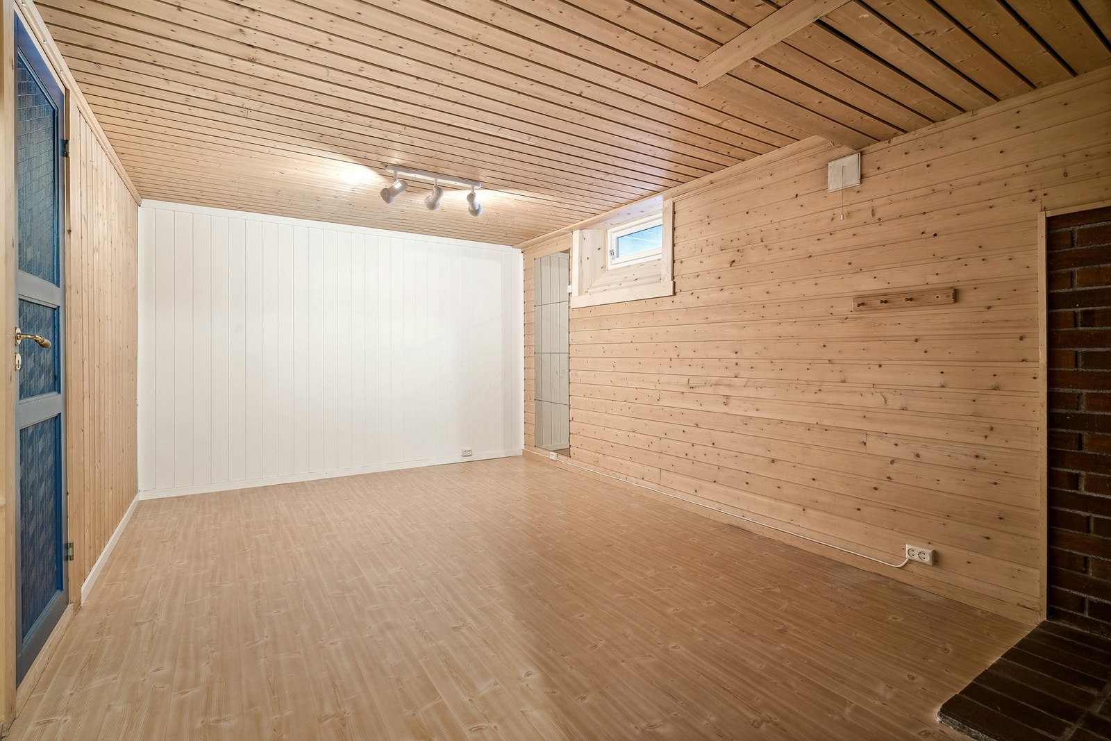 I kjelleretasjen er her innredede rom, vaskerom og boder. Galleribilde