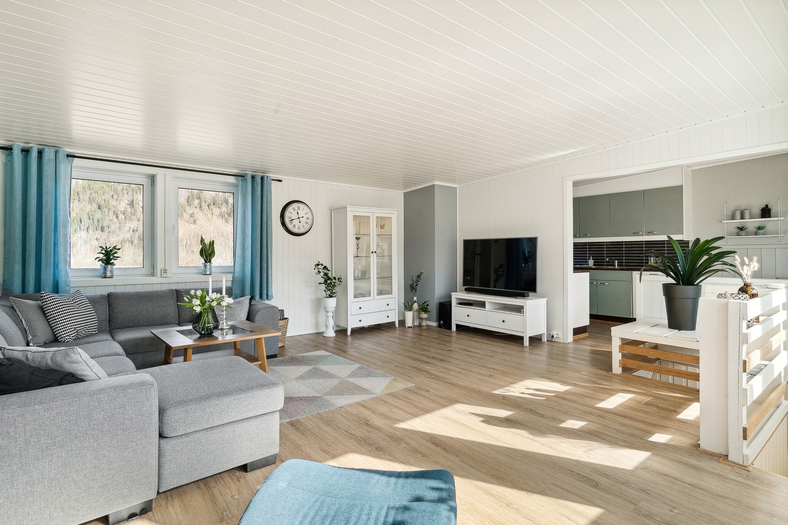 Lys og luftig stue med utsyn mot hagen. Galleribilde