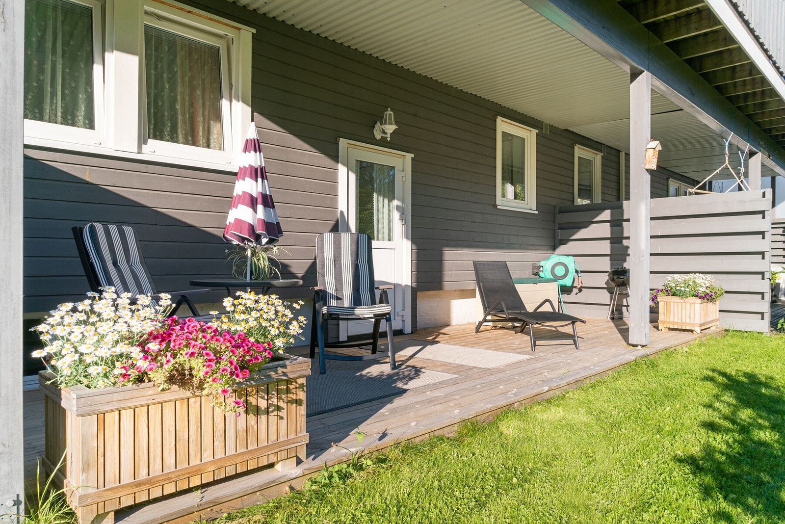 Den skjermede markterrassen er ypperlige for sommerdagene. Galleribilde