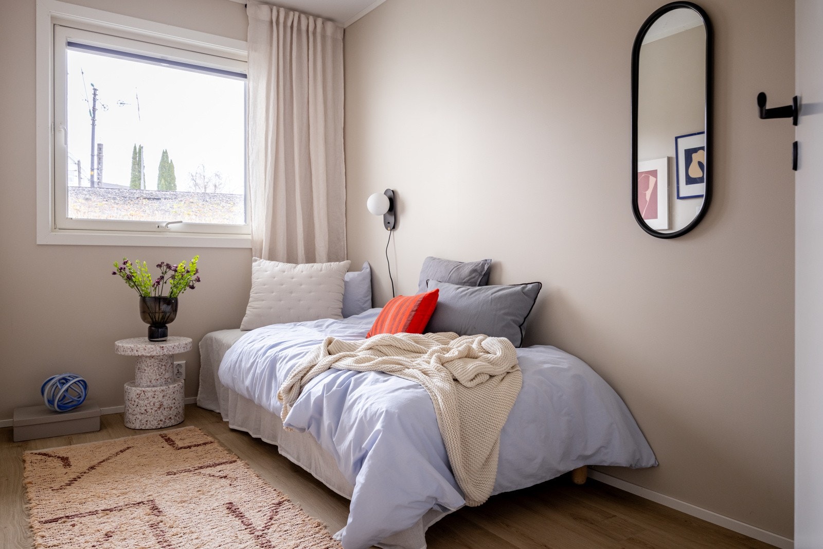 Soverom 2: Dette er også et pent soverom. God plass til seng, nattbord på hver side, samt oppbevaringsløsninger. Galleribilde