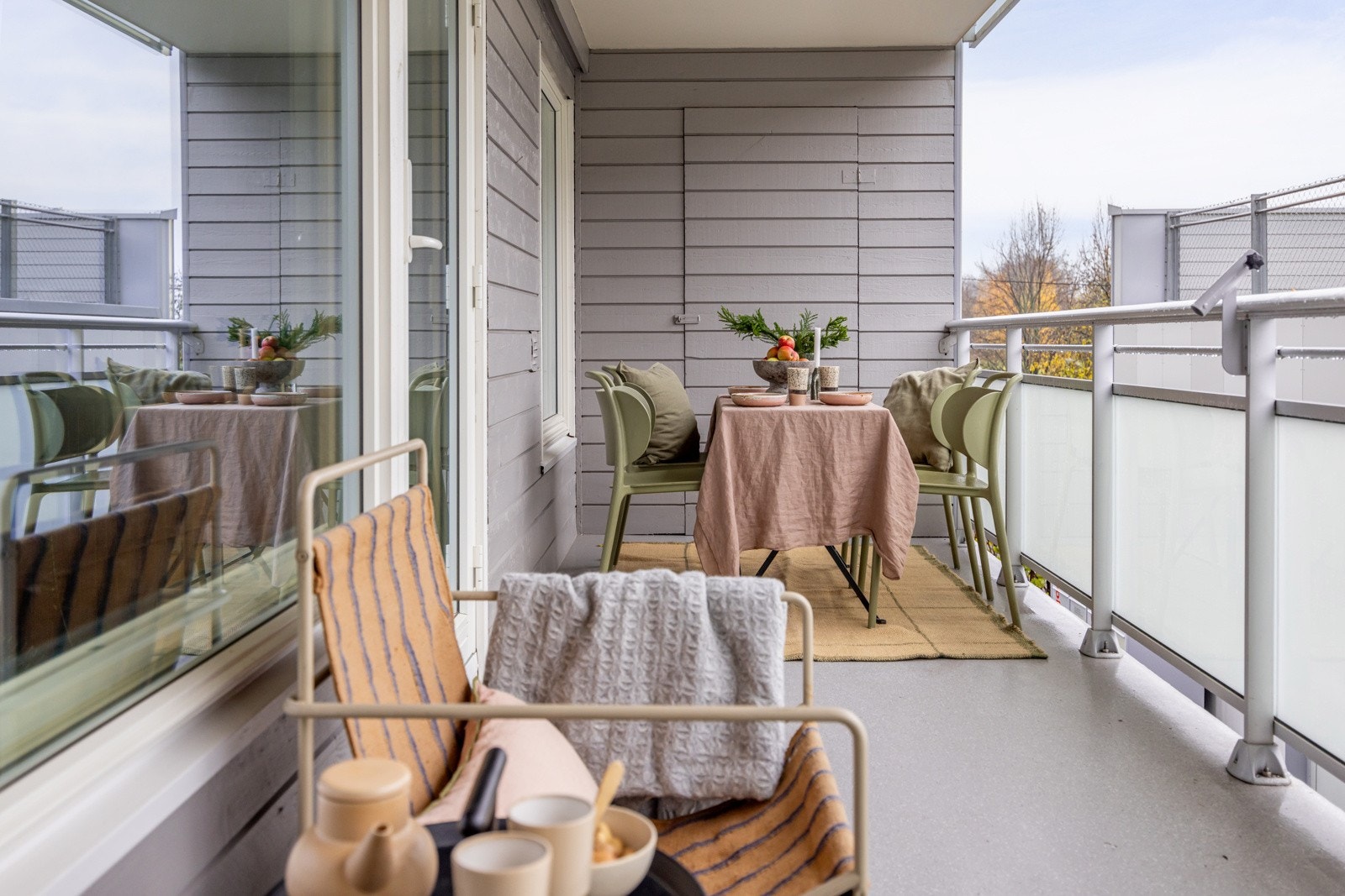 Utgang fra stue til en herlig, overbygget og vestvendt balkong på ca. 10,4 m². Galleribilde