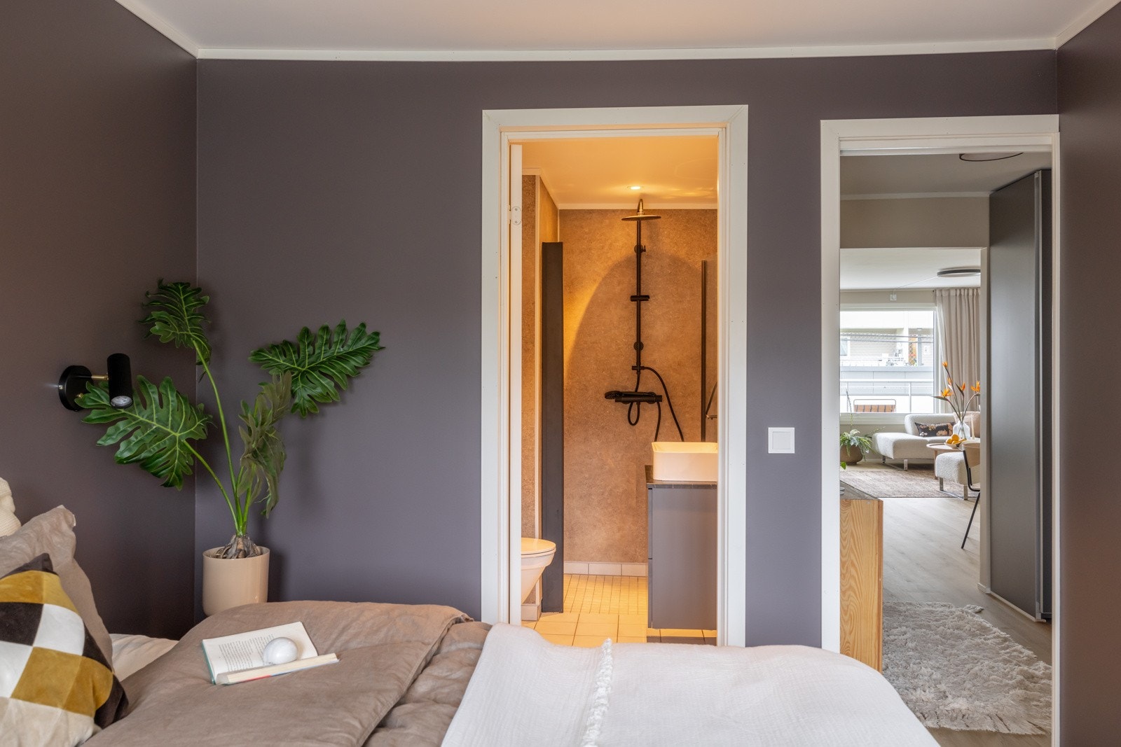 Svært praktisk med et eget og separat bad i tilknytning til hovedsoverommet. Galleribilde