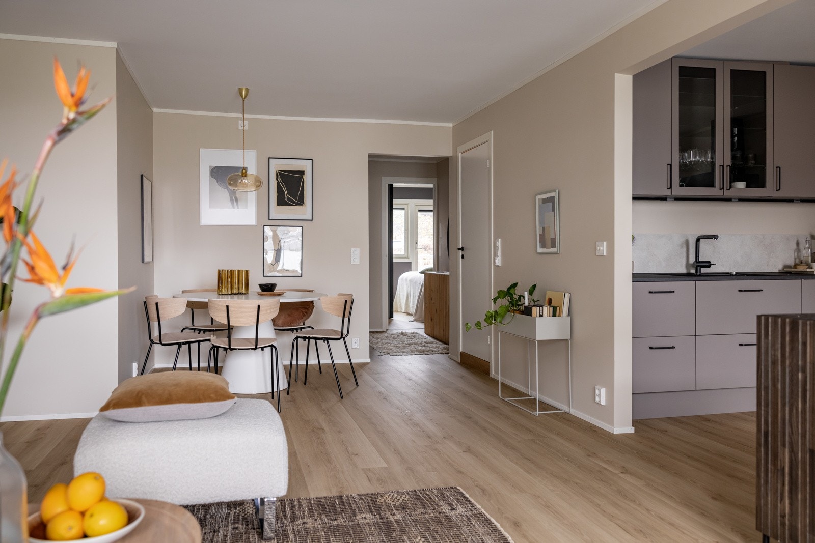 Stuen ligger også i en delvis åpen løsning til kjøkkenet som gjør dette til en meget sosial og hyggelig rom. Galleribilde