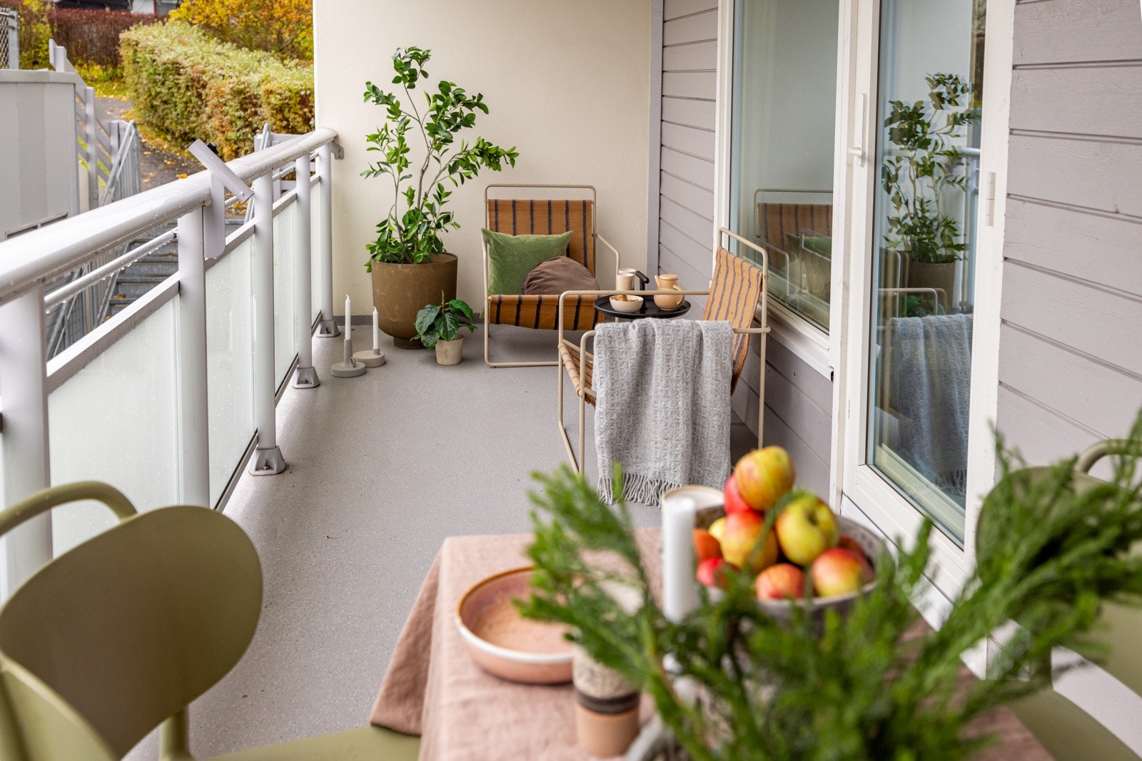 God plass til flere sittegrupper, grill, diverse beplantning, samt praktisk bod på 1,7 m² for ekstra oppbevaring. Galleribilde