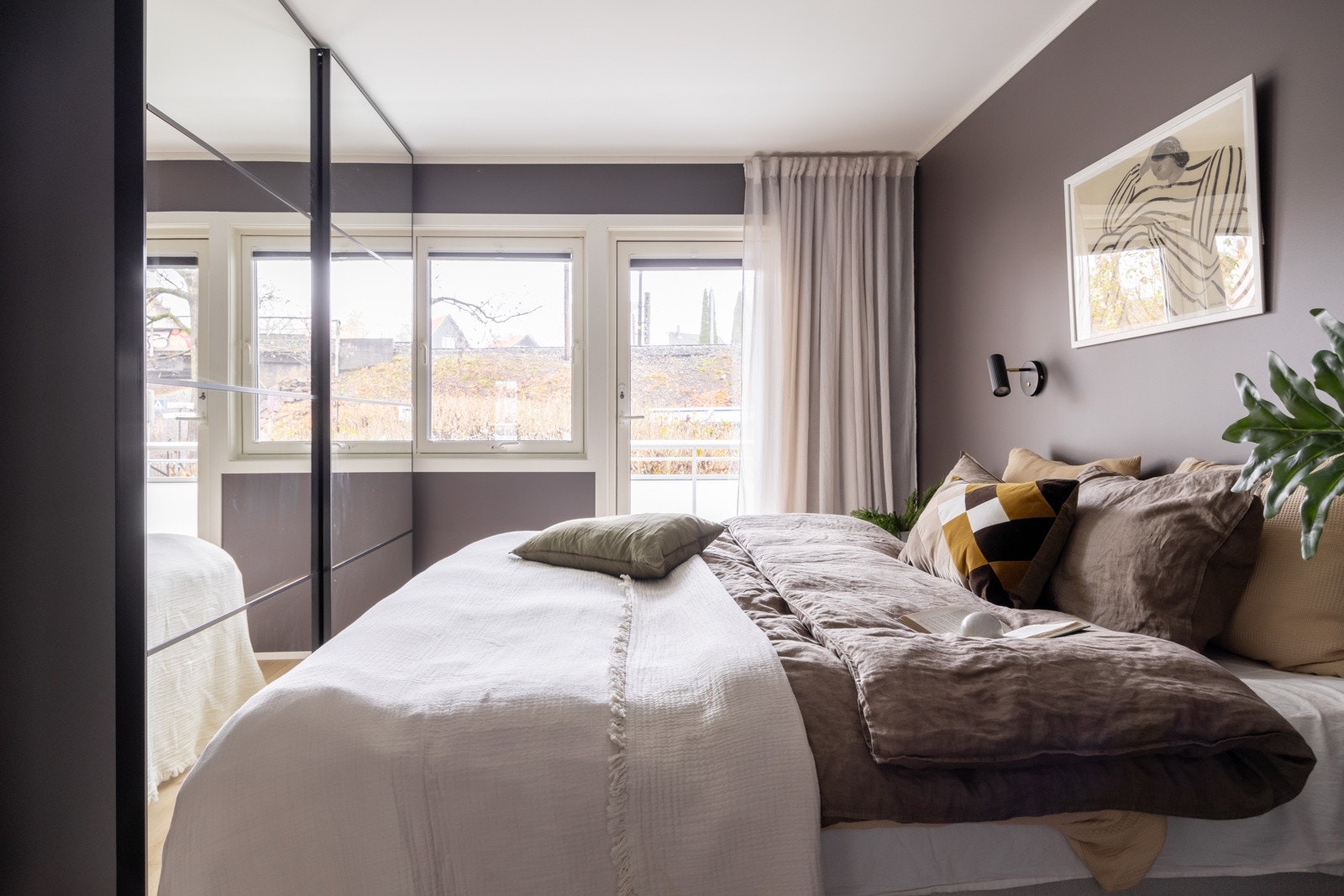 God plass til dobbeltseng og nattbord på hver side, samt oppbevaringsplass i stor skyvedørsgarderobe. Galleribilde