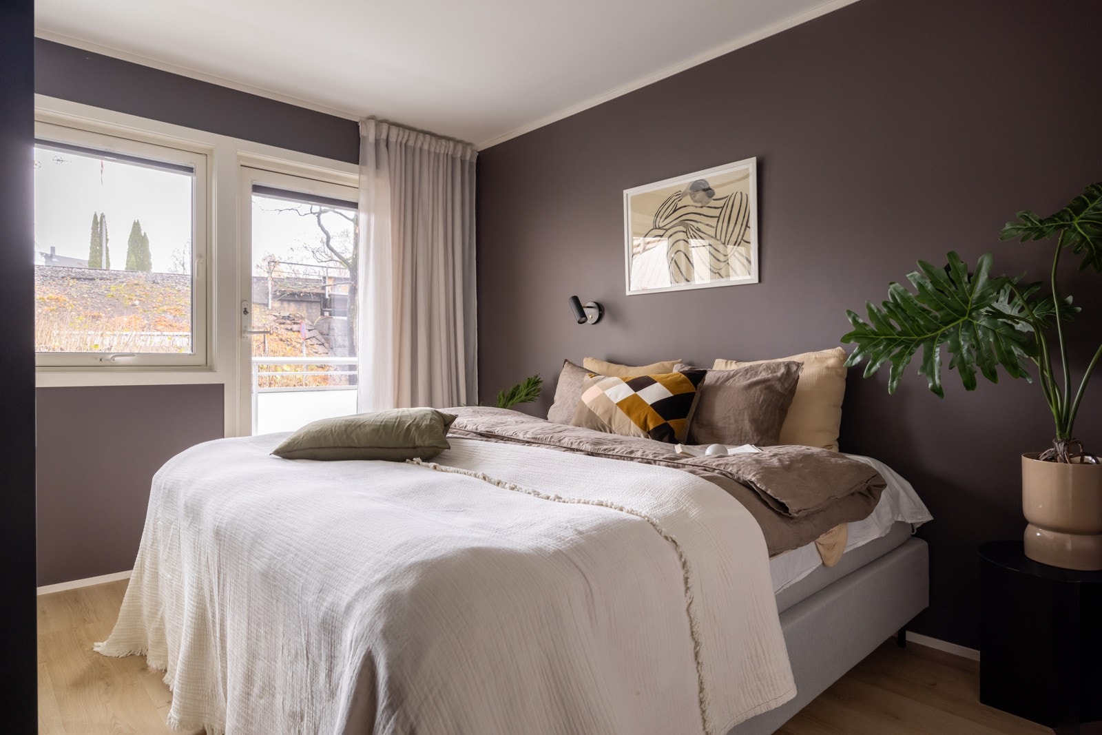 Luftig og pent soverom av romslig størrelse. Galleribilde