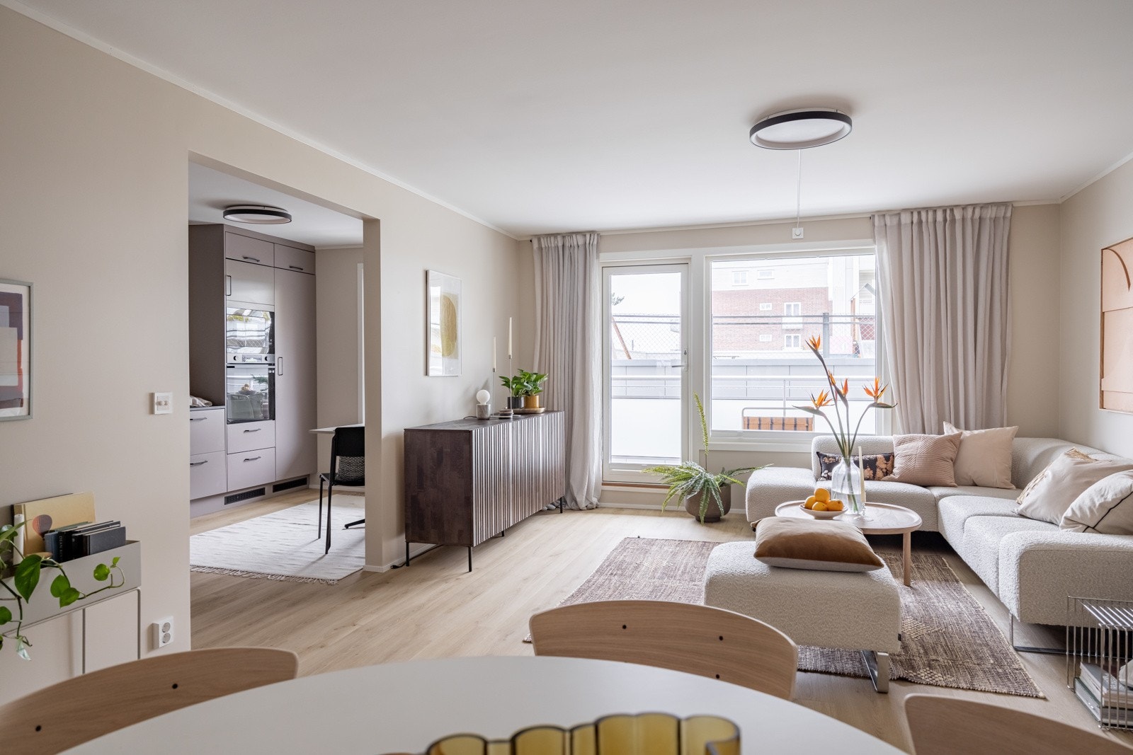 Lys, flott og romslig stue. Galleribilde