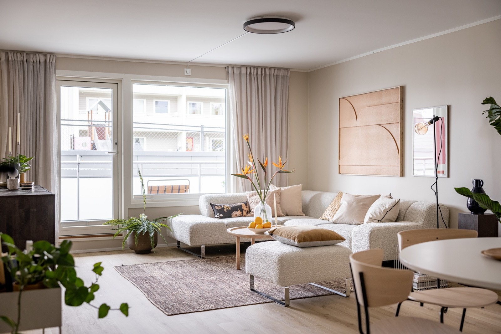 De store vindusflatene sørger for gode innvendige lysforhold. Galleribilde