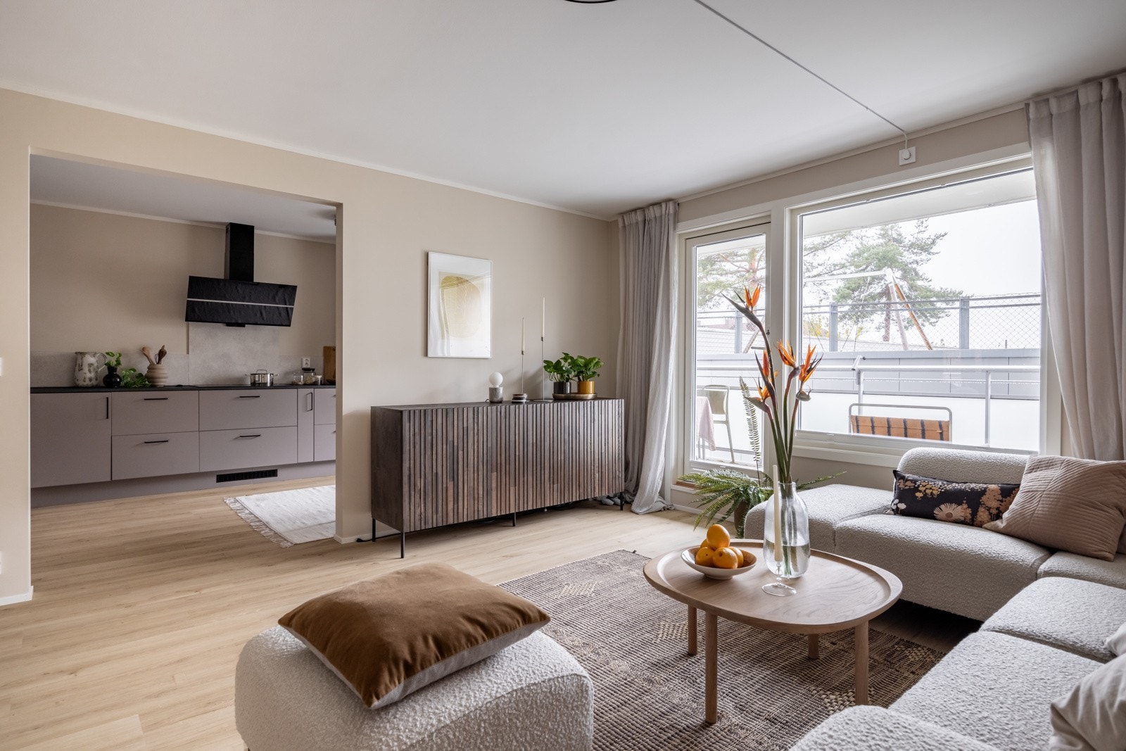 Utgangen til balkongen skaper gode luftemuligheter. Galleribilde