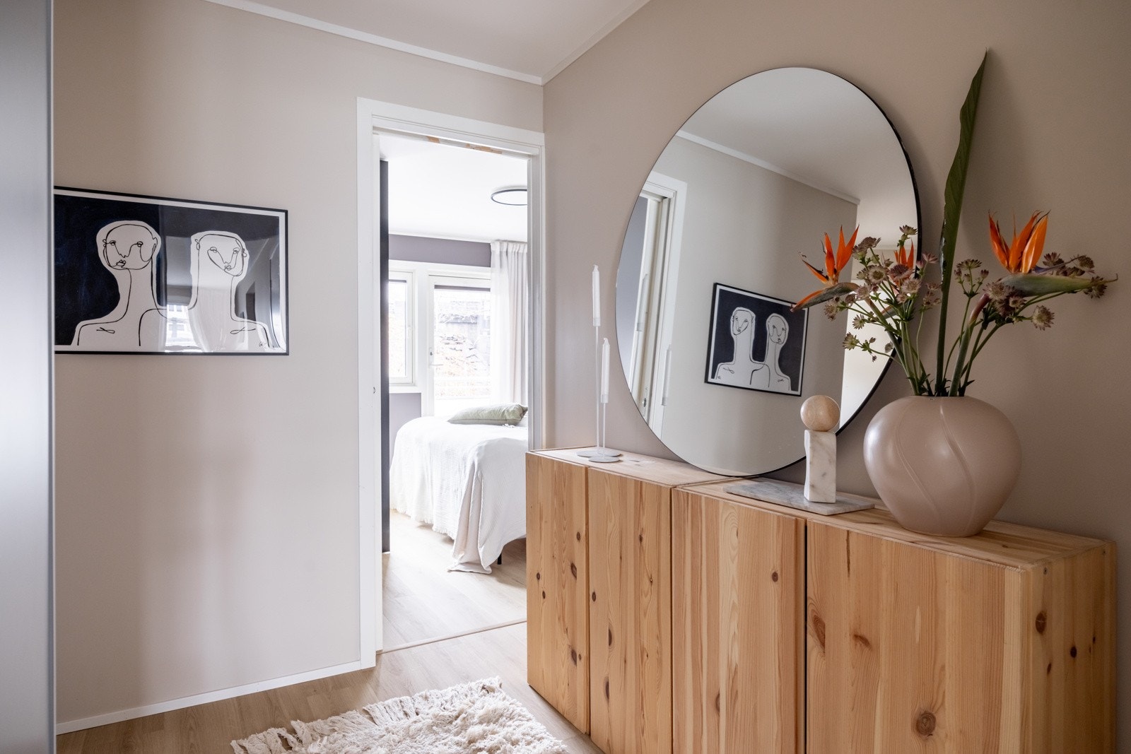 God plass til ulike løsninger for avheng av yttertøy og sette fra seg sko. Her følger også en praktisk skyvedørsgarderobe med god plass til oppbevaring. Galleribilde