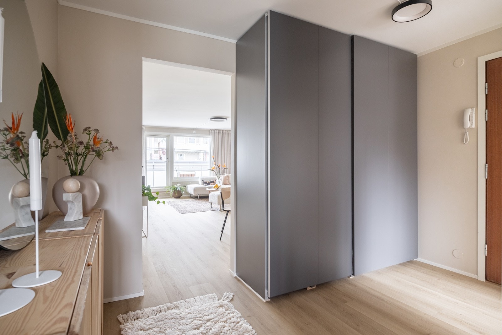 Fin entré som gir et godt førsteinntrykk av boligen. Galleribilde