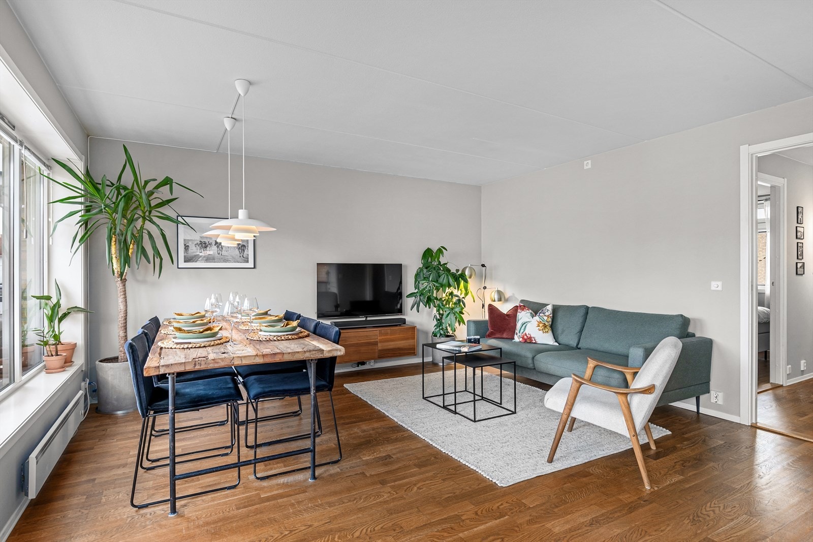 Stuen er romslig og har plass til både stort spisebord og tv-hjørne Galleribilde