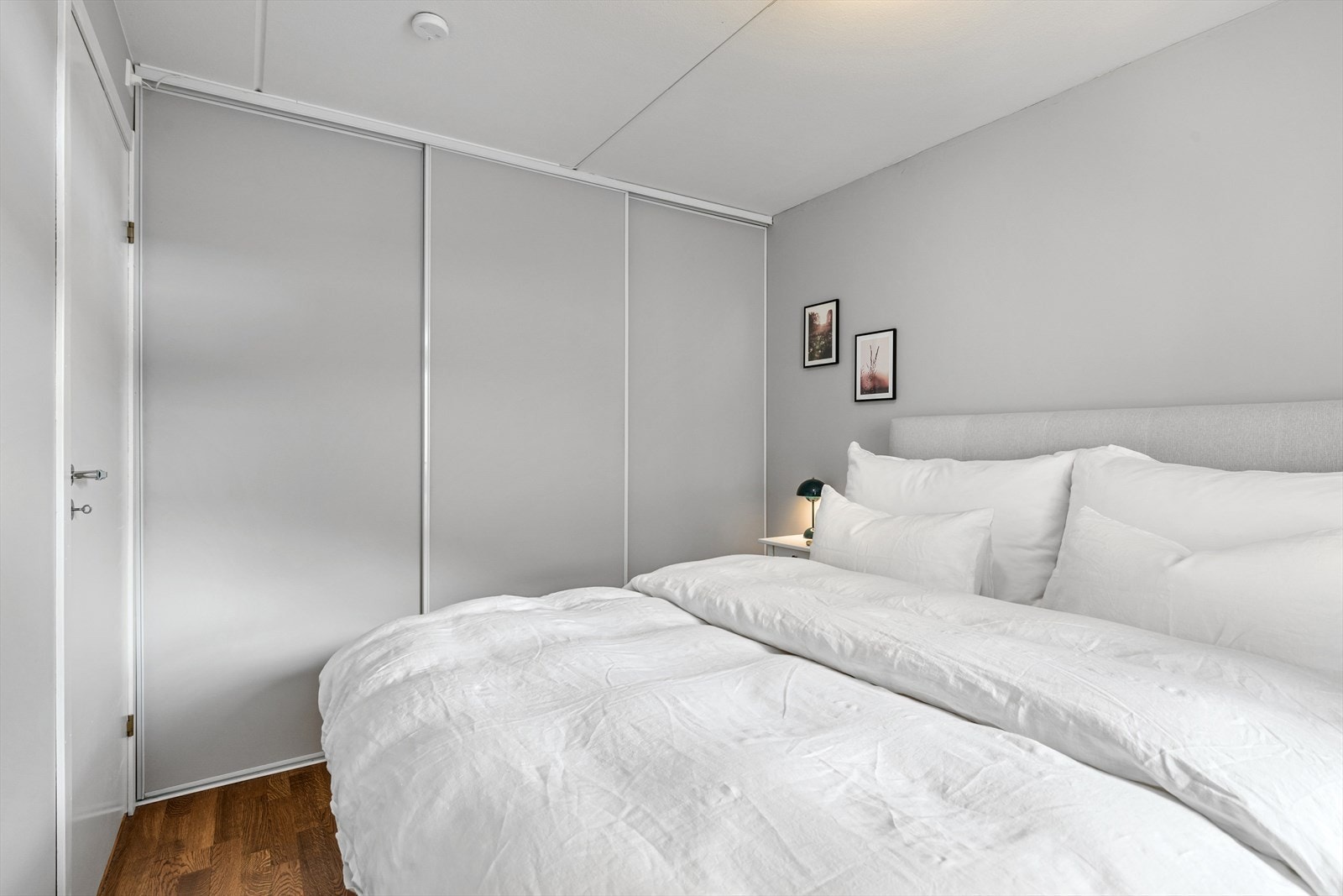 Romslig skyvedørsgarderobe Galleribilde