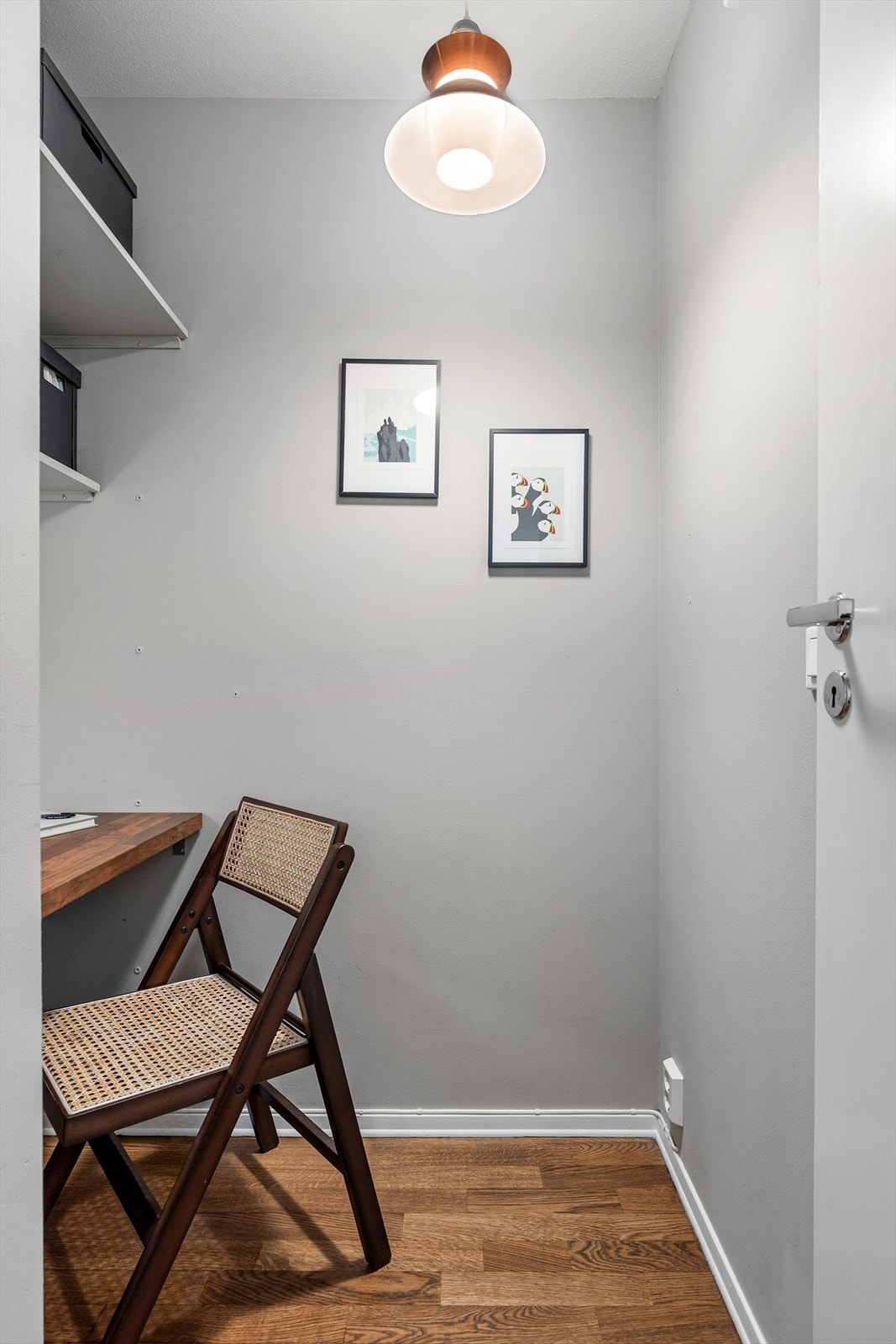 Gode muligheter for hjemmekontor, walking closet eller oppbevaringsbod Galleribilde