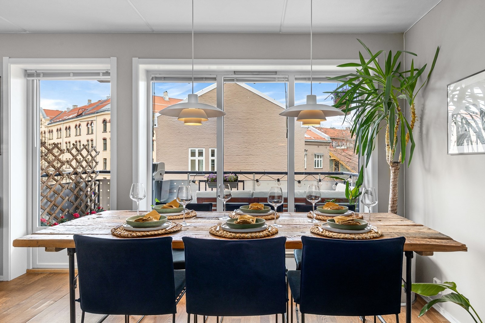 Koselig spiseplass med mye lys Galleribilde