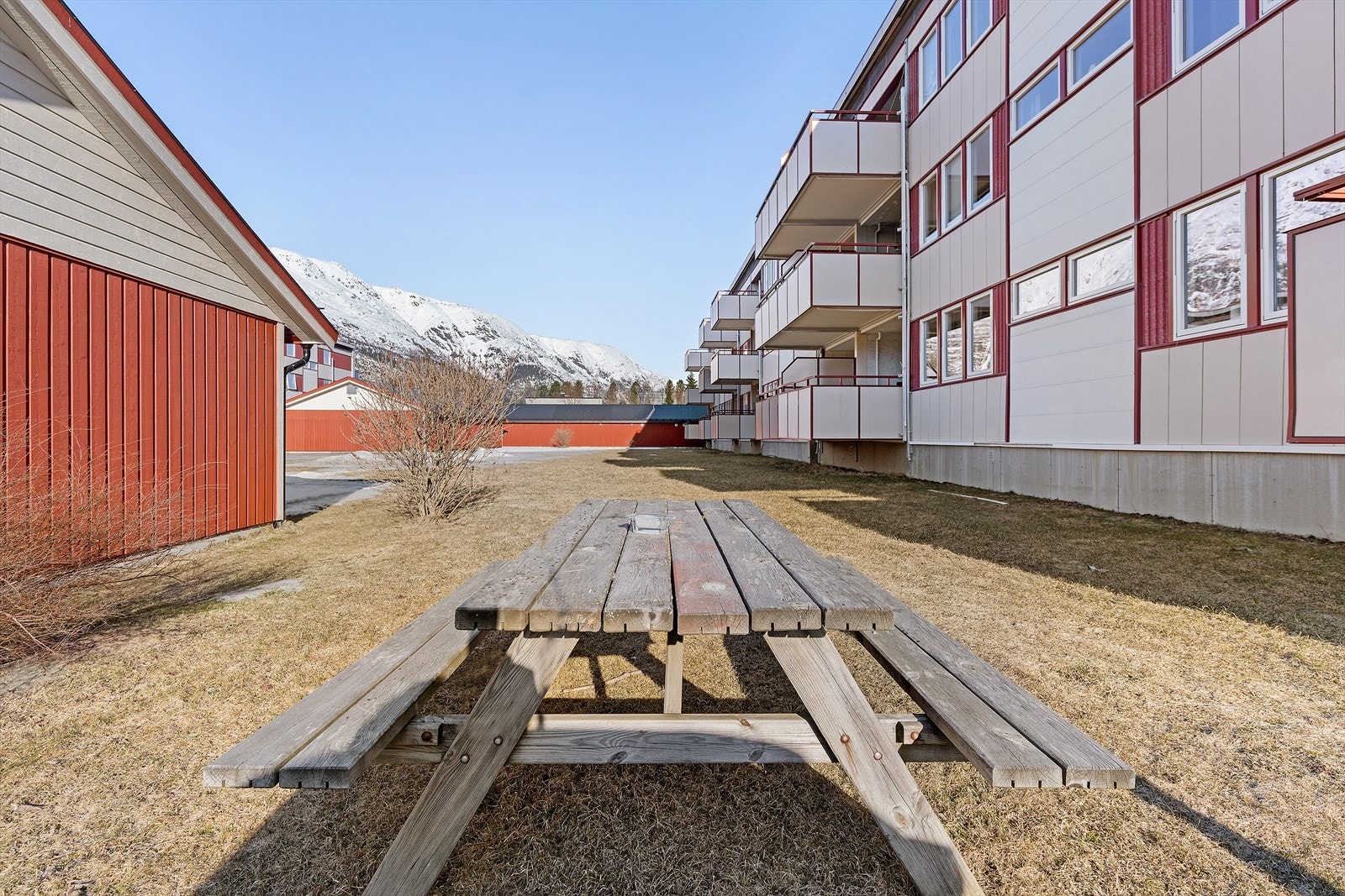 Fin og sentral beliggenhet på Nyrud med gangavstand til byen og dagligvarebutikker. Ellers er det nærhet til skoler, sykehus m.m. samtidig som det er et rolig og trivelig boområde. Velkommen på visning! Galleribilde