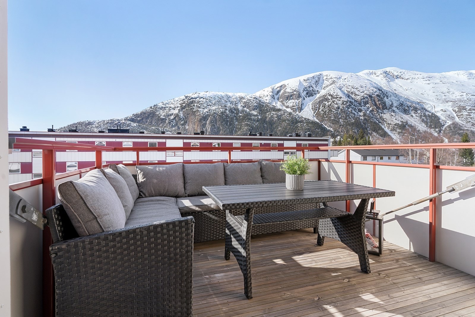 På verandaen som er ca. 10 m2 er det god plass for møblering. Den har en optimal sørvest-vendt beliggenhet som gir gode solforhold dag/ettermiddag på sommerstid. Galleribilde
