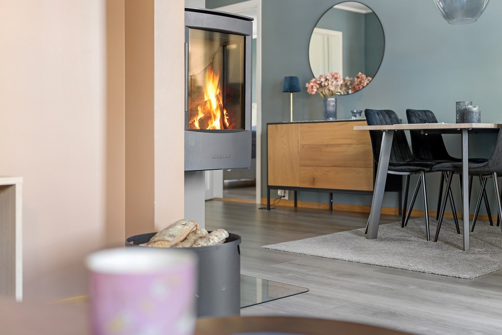 Vedovn praktisk plassert mellom på stue . Her innreder man gjerne med sofakrok og spisestue. Vedfyring sørger for både varme og hygge! Galleribilde