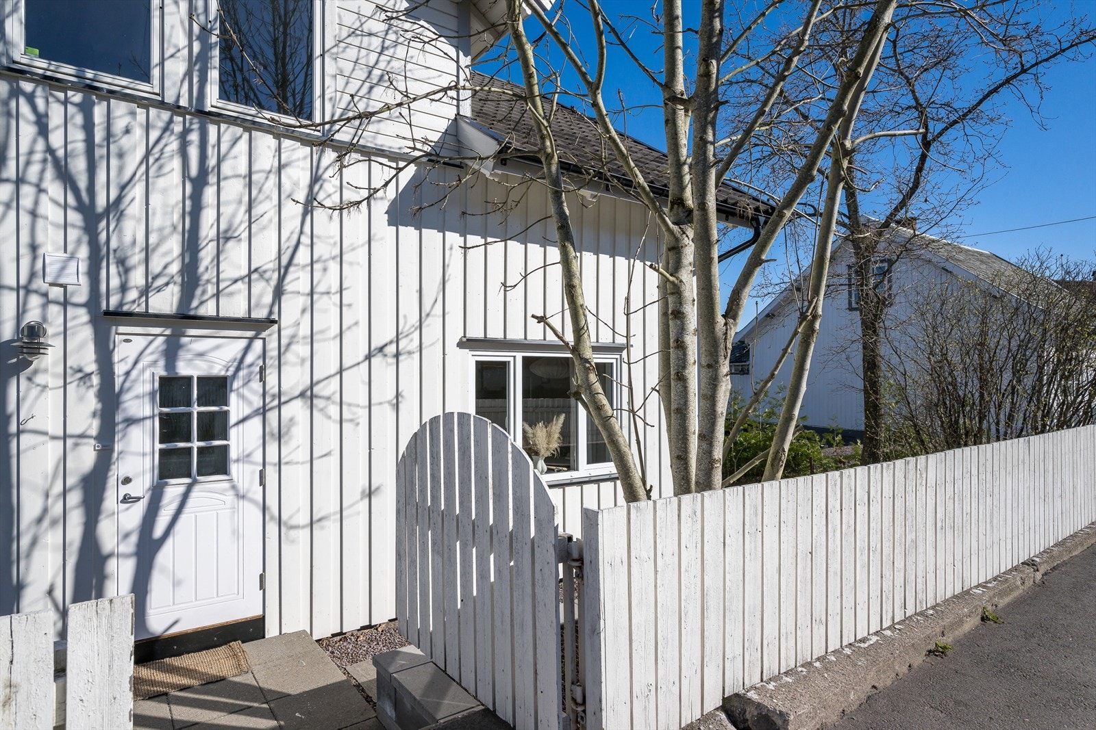 Du kommer direkte til inngangspartiet gjennom porten fra gaten Galleribilde