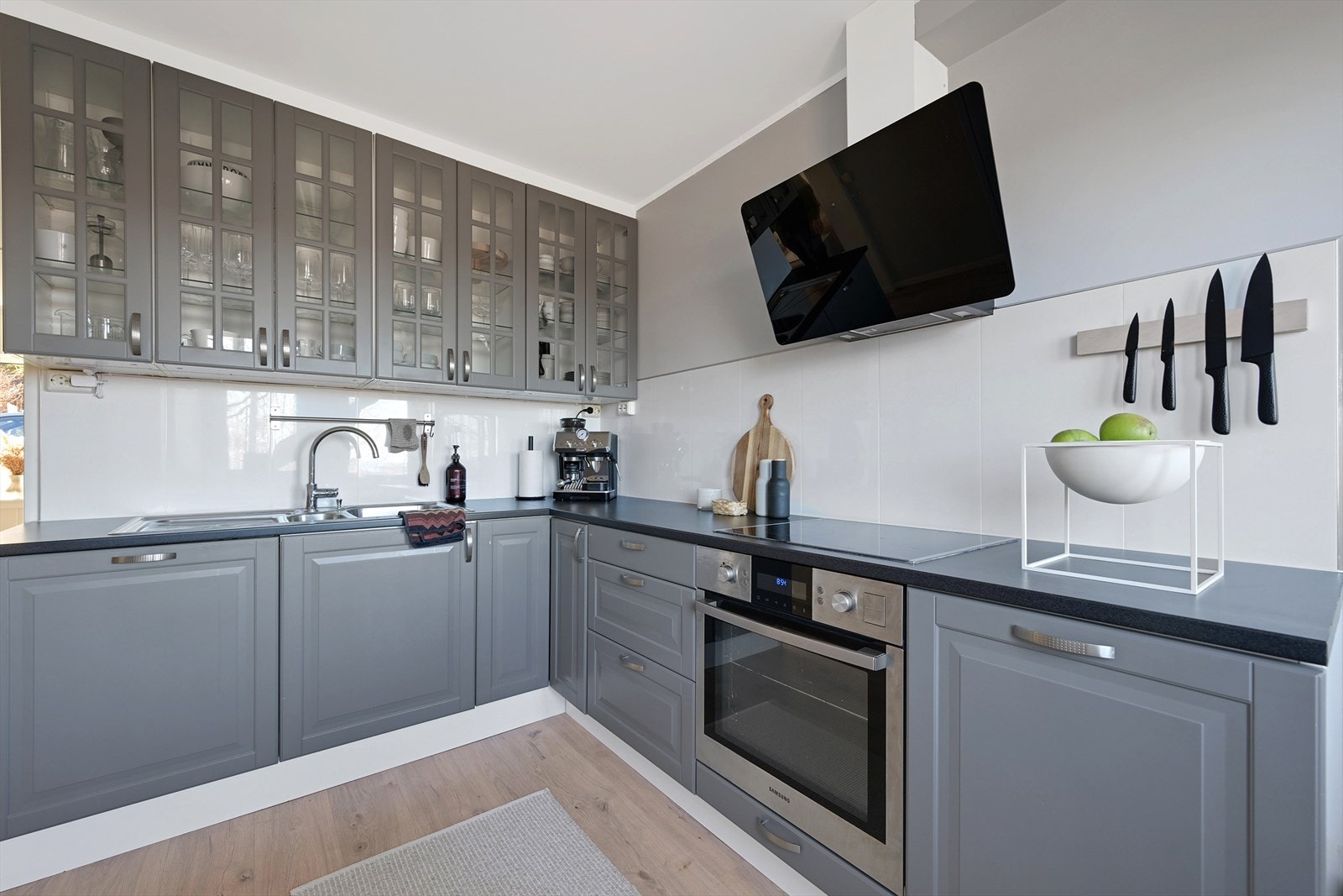 Kjøkken med integrerte hvitevarer Galleribilde