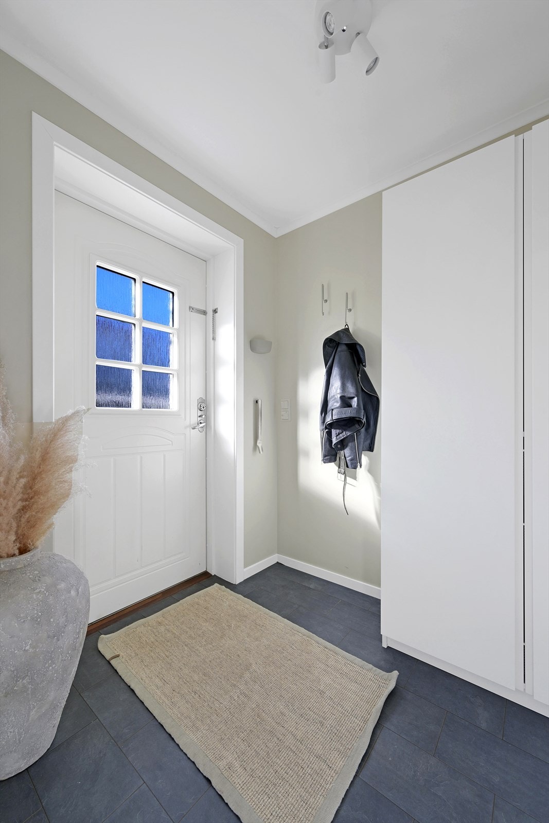 Gangen med inngangsdøren Galleribilde