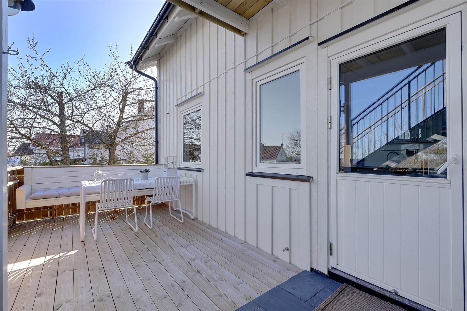 Terrassen på østsiden ved kjøkkenet Galleribilde