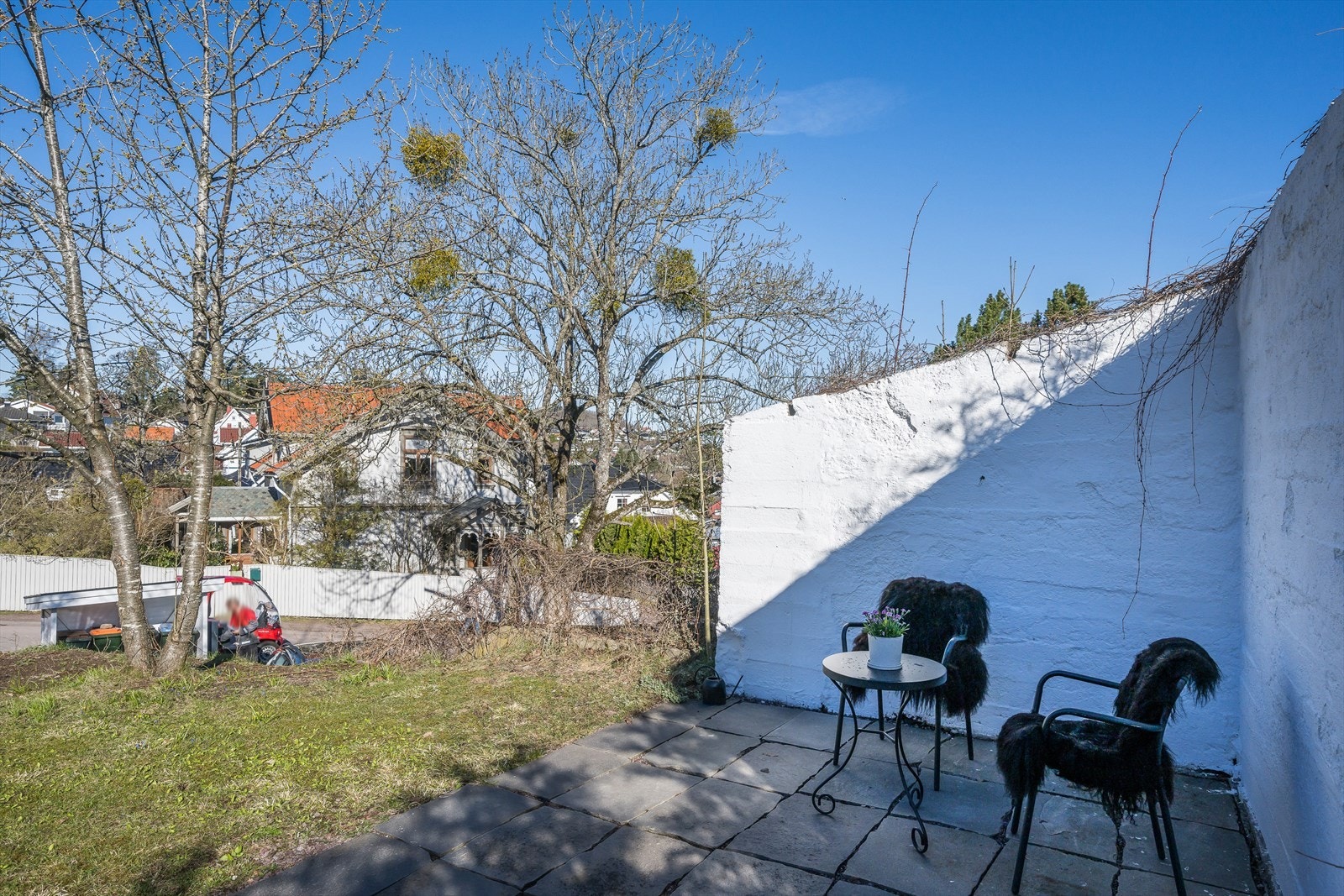 Fellesterrasse ute i hagen Galleribilde