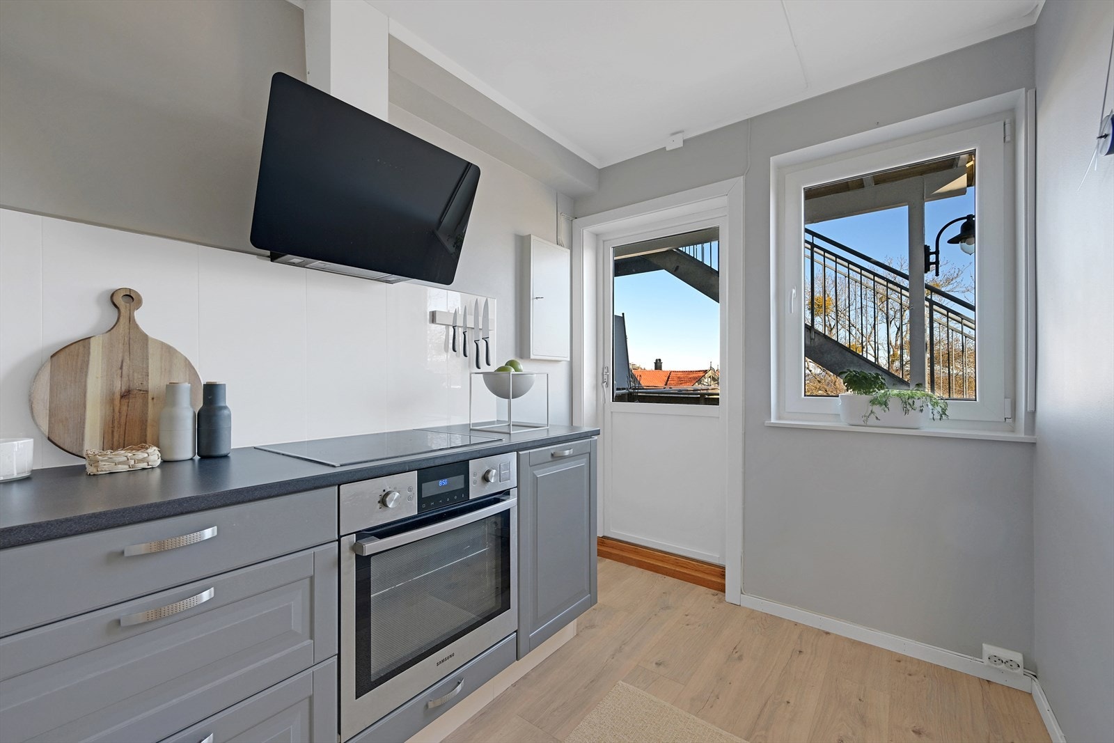 Kjøkkenet har utgang til terrassen Galleribilde