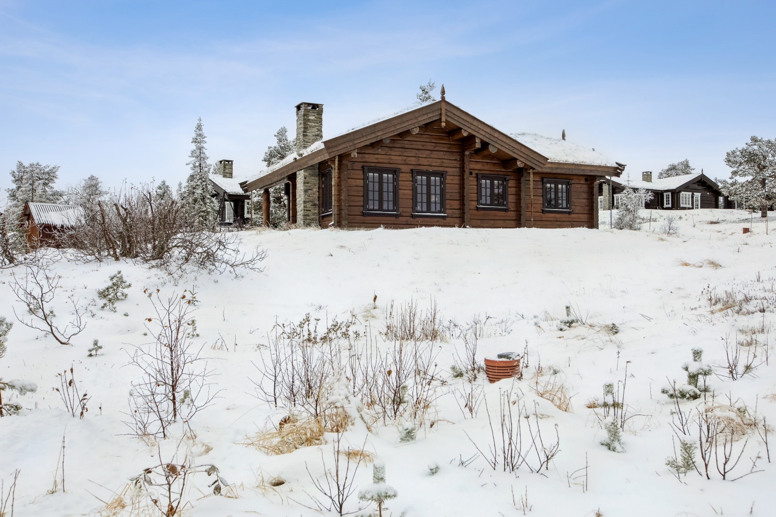 To møneretninger gir hytten et flott eksteriør. (Bilde fra tilsvarende hytte) Galleribilde