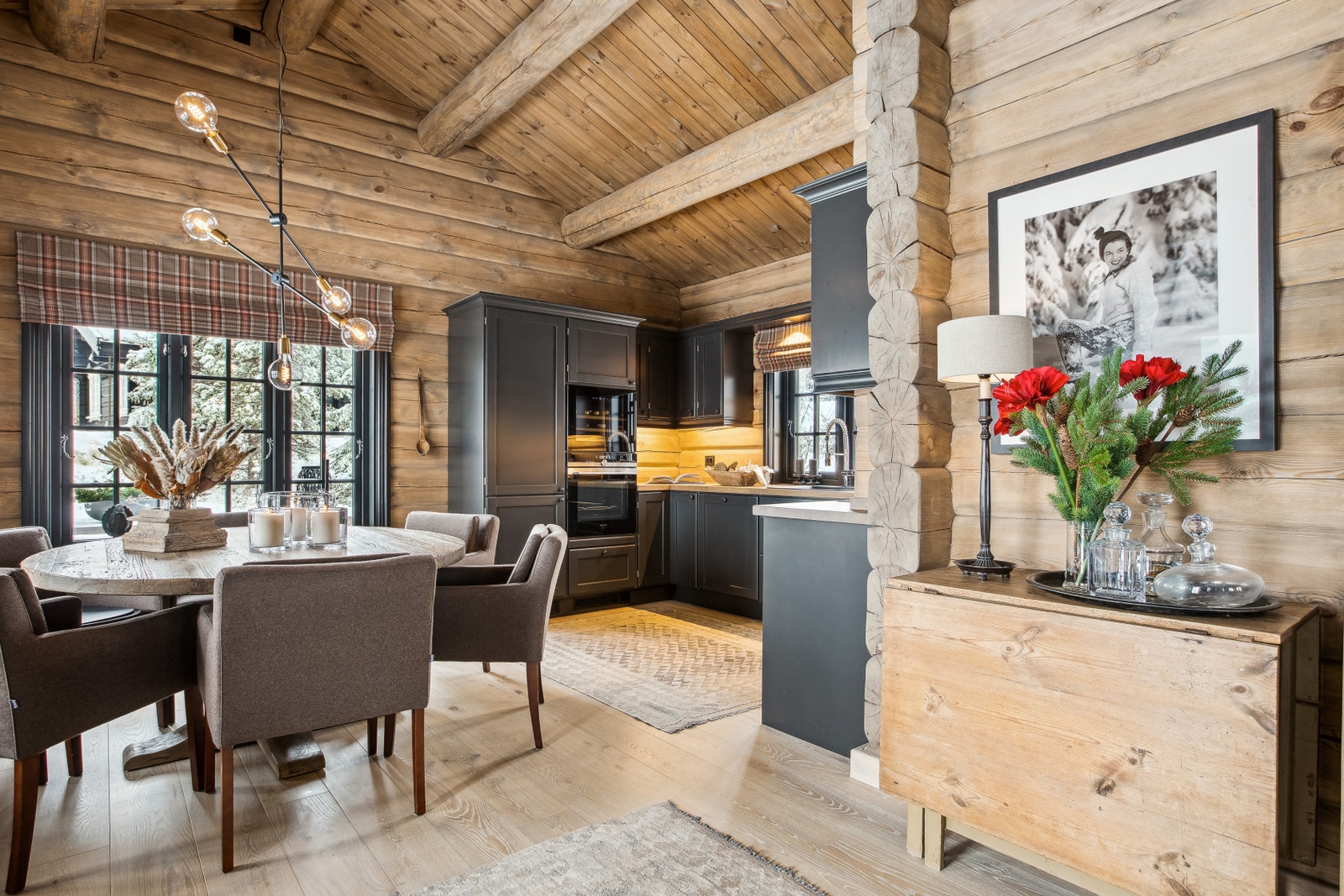 Hyggelig og sosialt med rundt spisebord! Godt eksempel på innredning. (Bilde fra tilsvarende hytte) Galleribilde