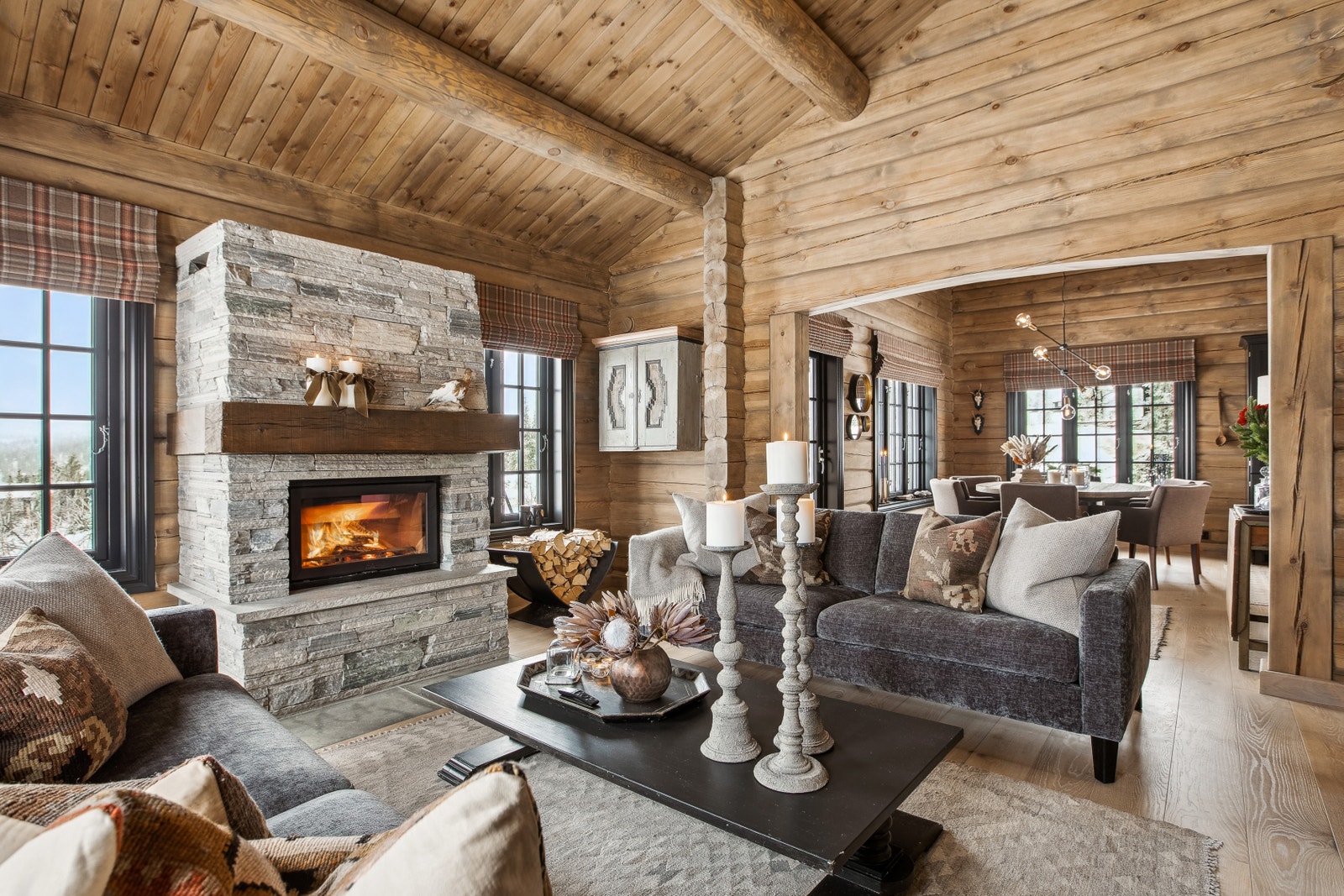 Får man ikke lyst å slenge seg nedpå sofaen her kanskje? (Bilde fra tilsvarende hytte) Galleribilde