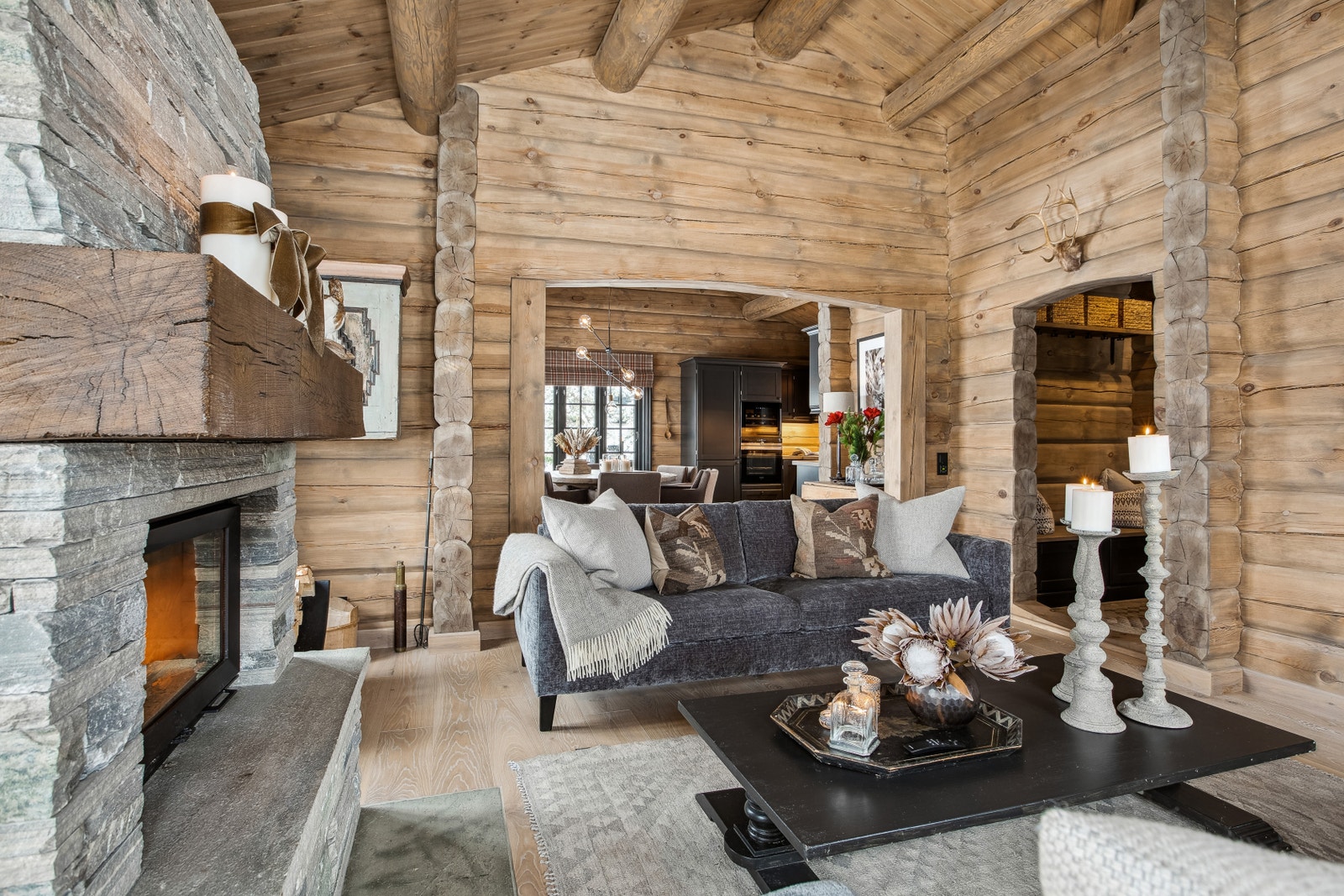 Stue og kjøkken henger sammen, gir en meget god følelse! (Bilde fra tilsvarende hytte) Galleribilde