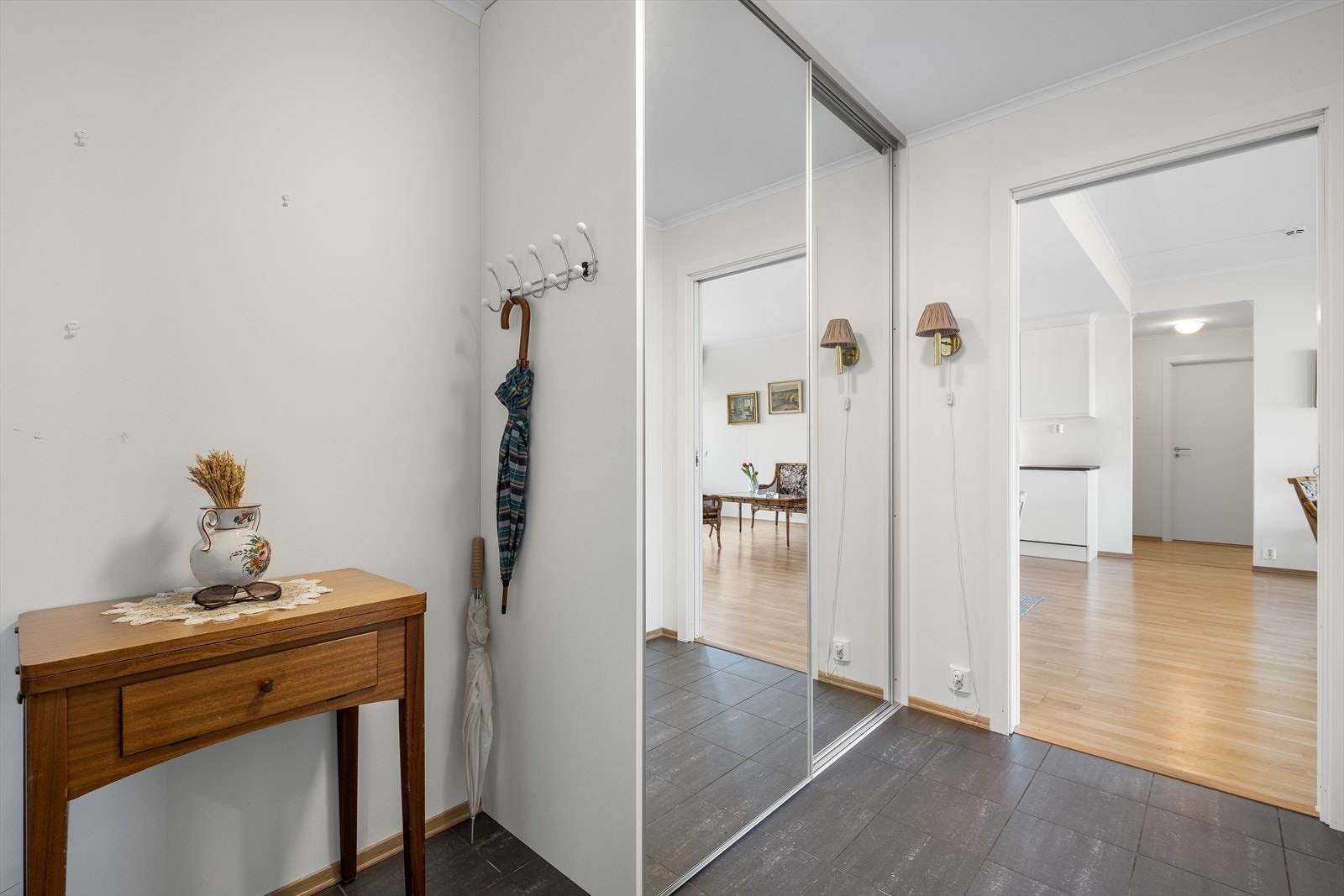 Entré/hall med varmekabler og fin skyvedørsgarderobe. Adkomst ut til felles gang. Galleribilde