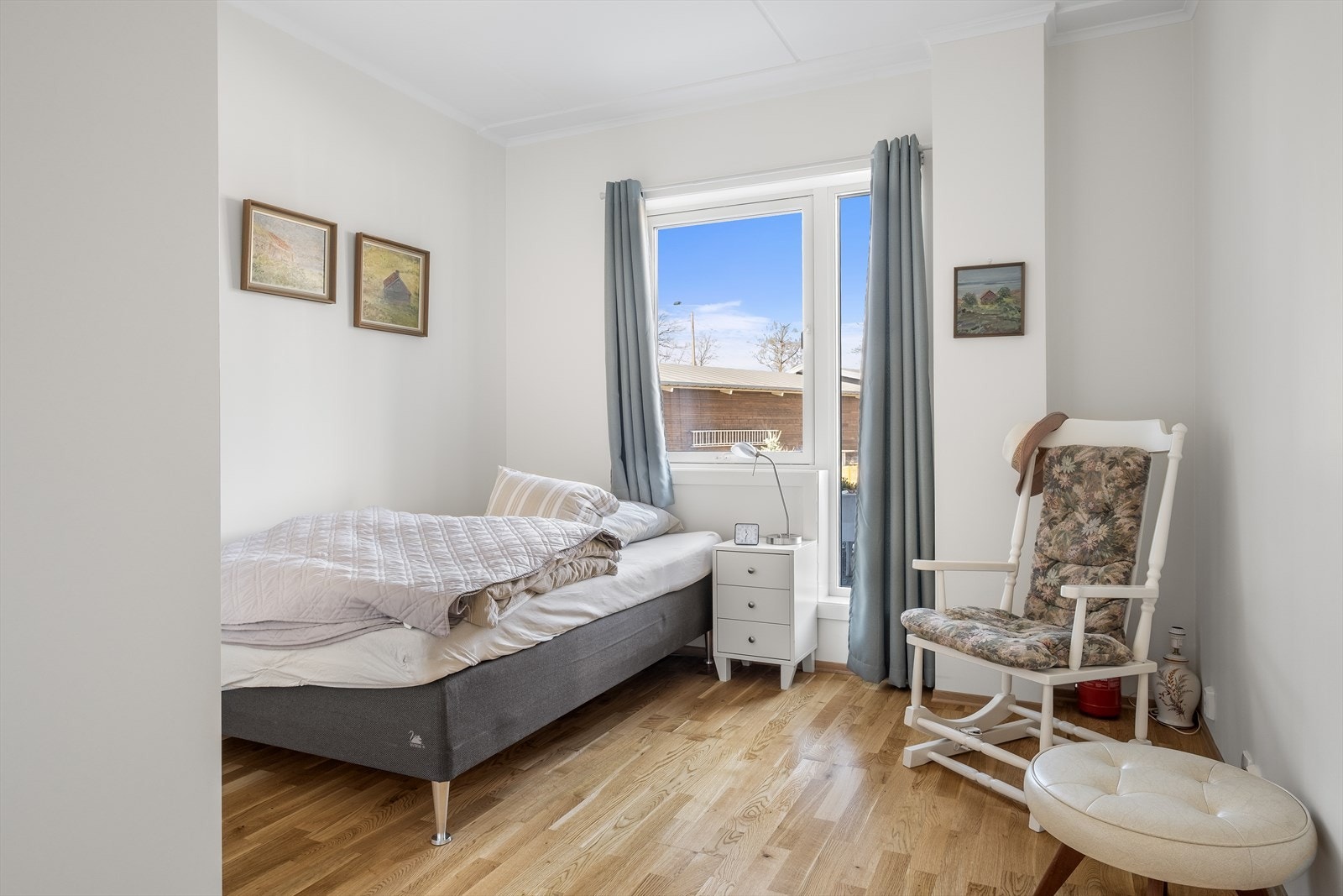 Soverom med plass til dobbeltseng og skyvedørsgarderobe. Galleribilde